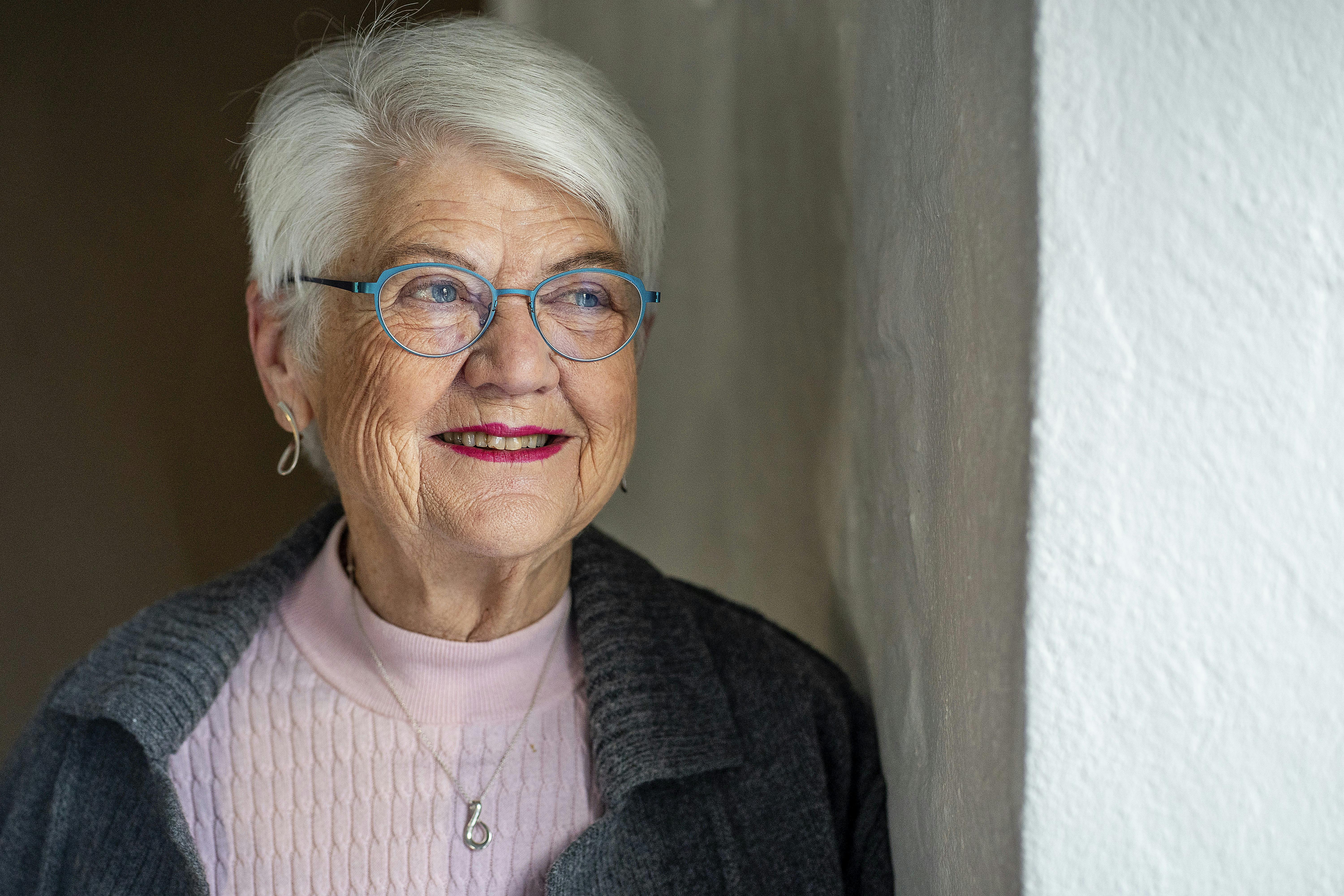 Som ung måtte Ellen vælge mellem kortene og bøgerne. Hun lod fornuften råde, men har heldigvis fået tid til bridge igen.