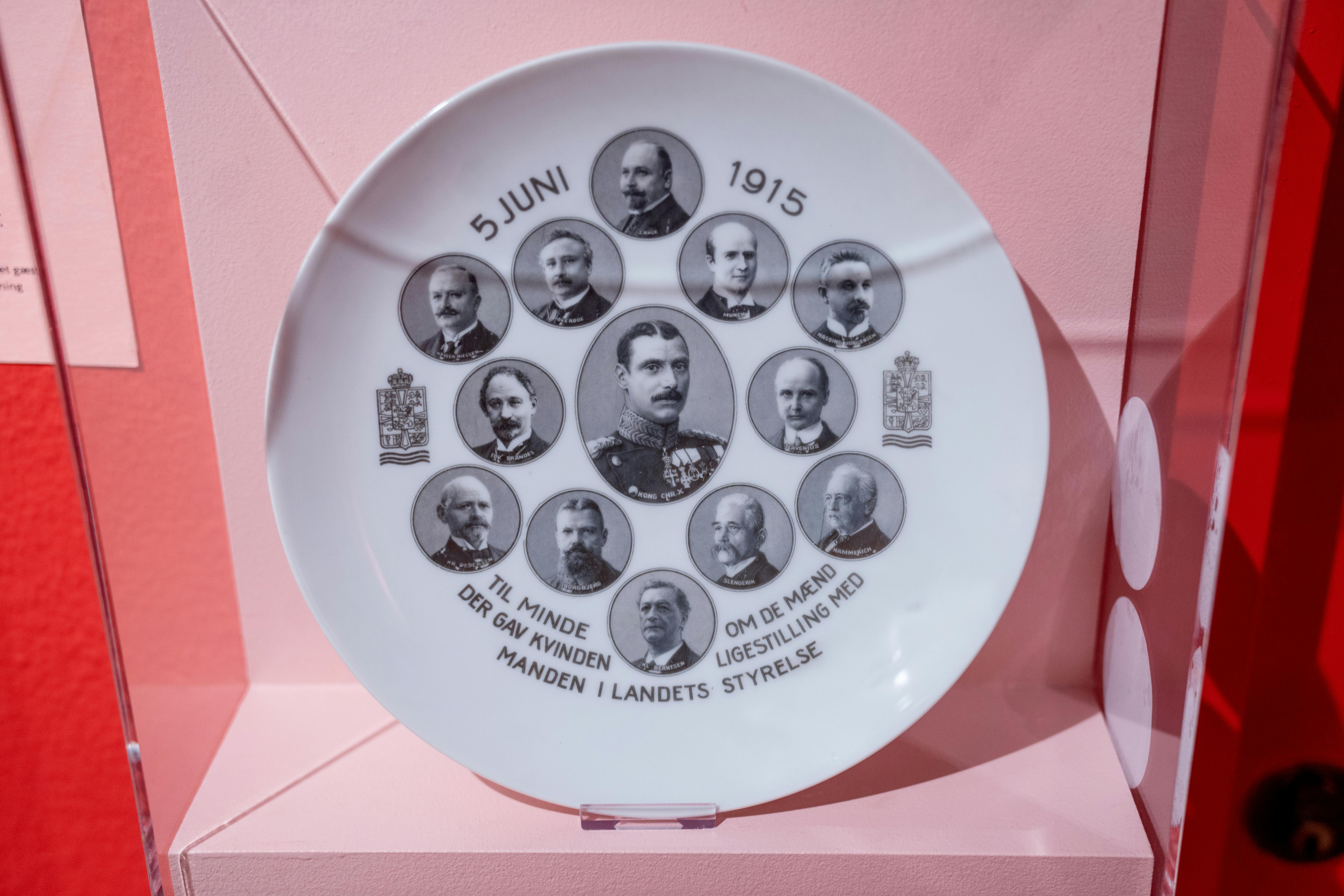 Platte med Christian 10. og flere politikere på