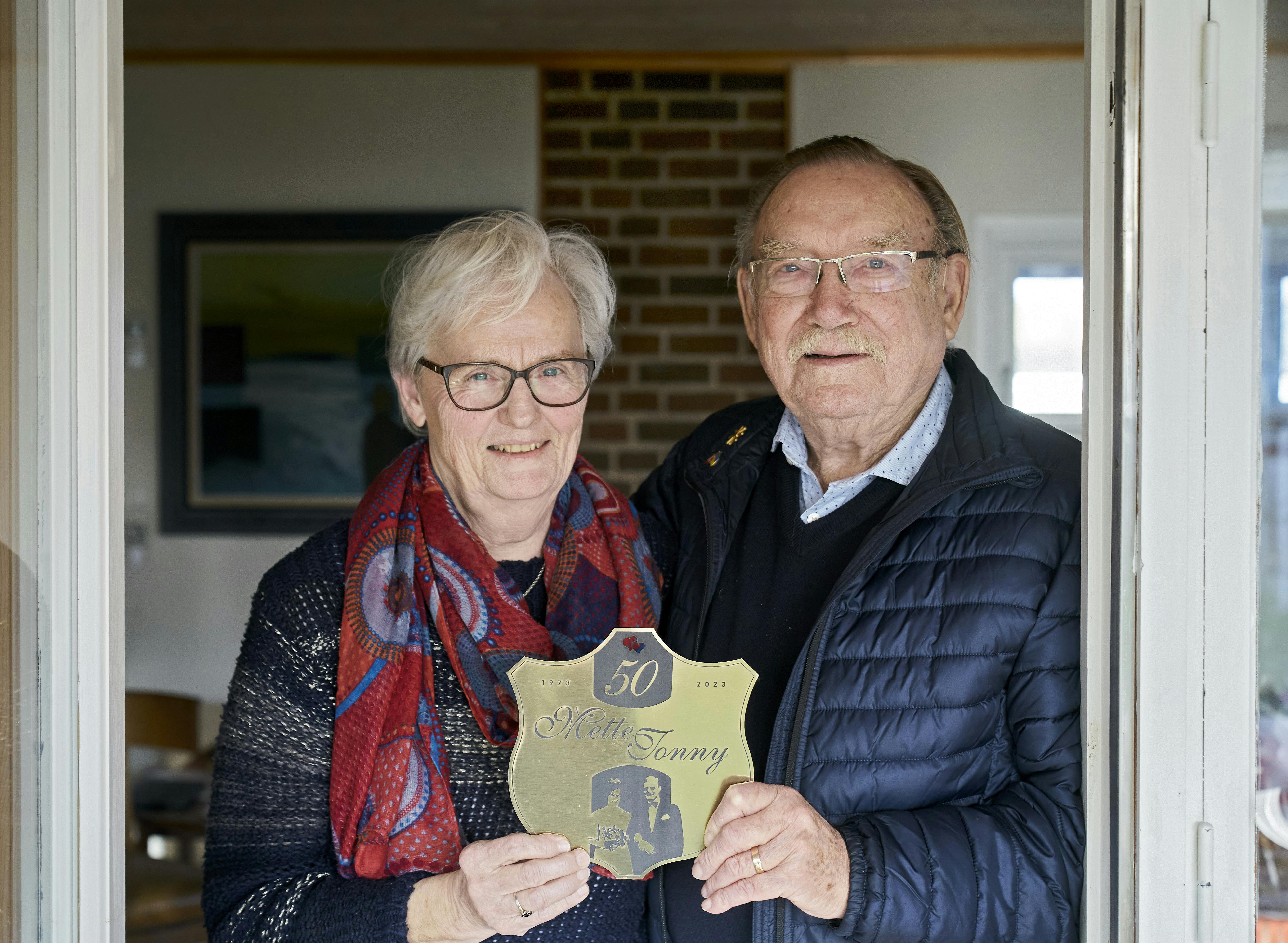 Tonny og Mette med deres guldbryllupskilt