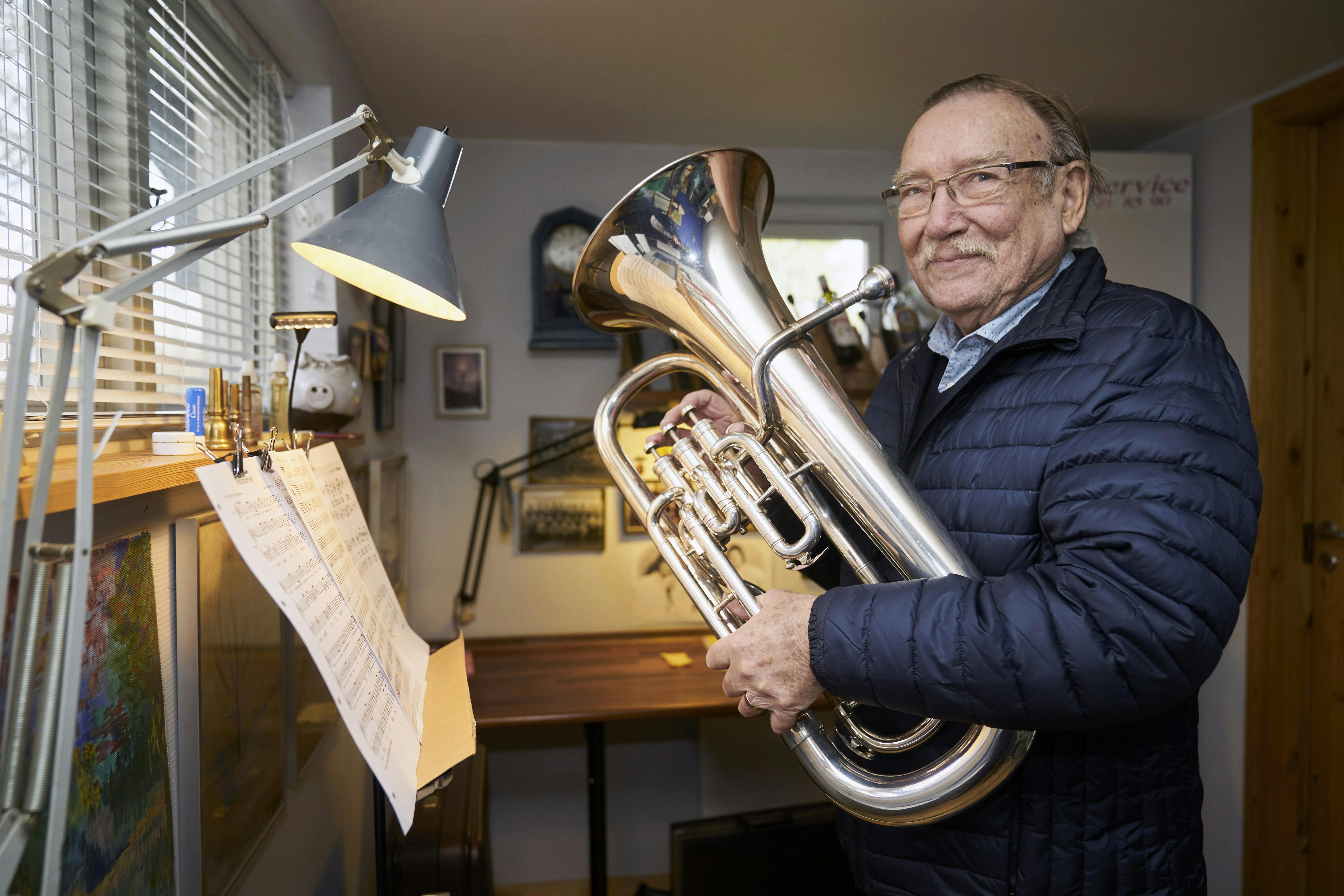 Tonny i sit musikhus med sit eufonium i hænderne.