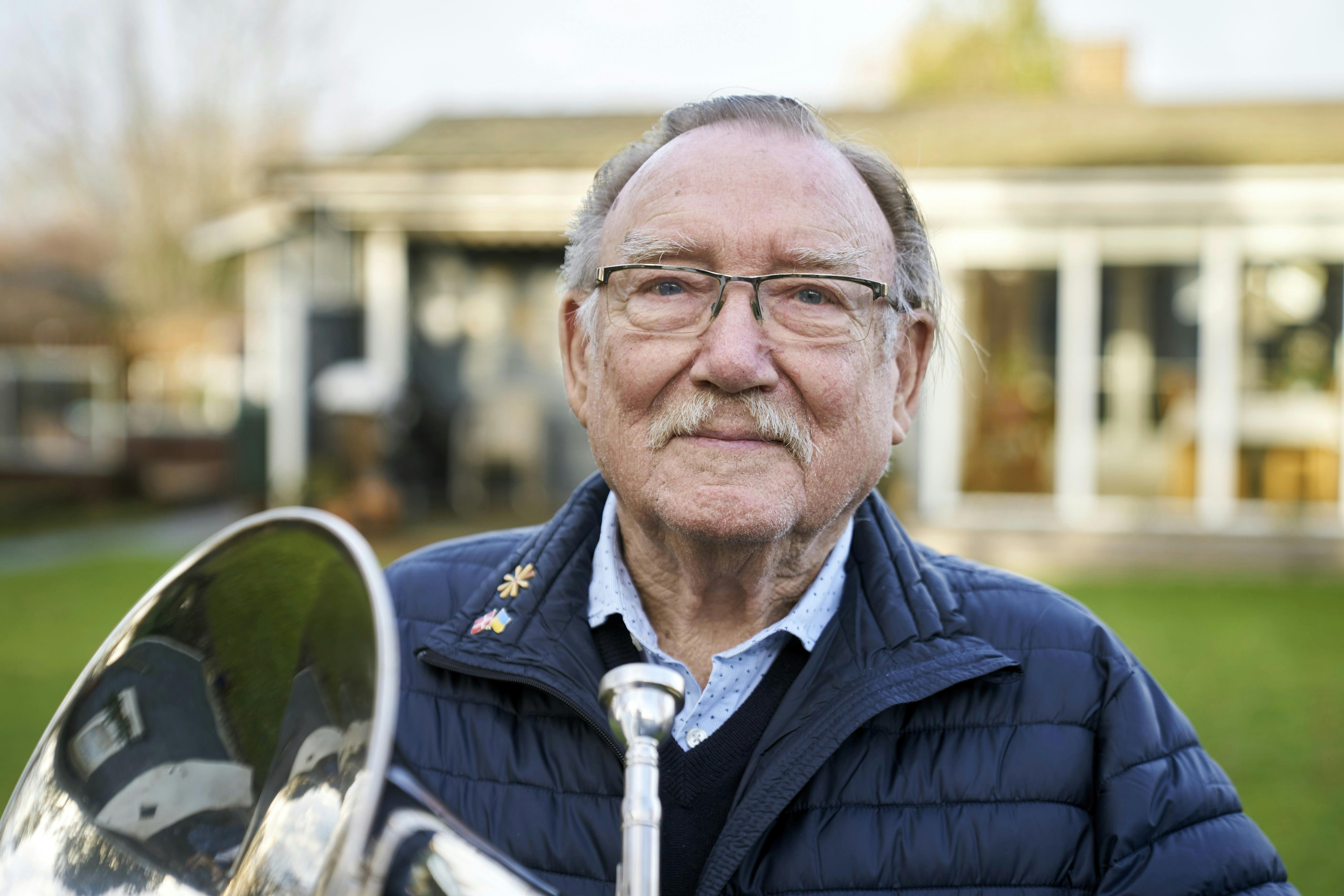 Tonny står med sit blæseinstrument