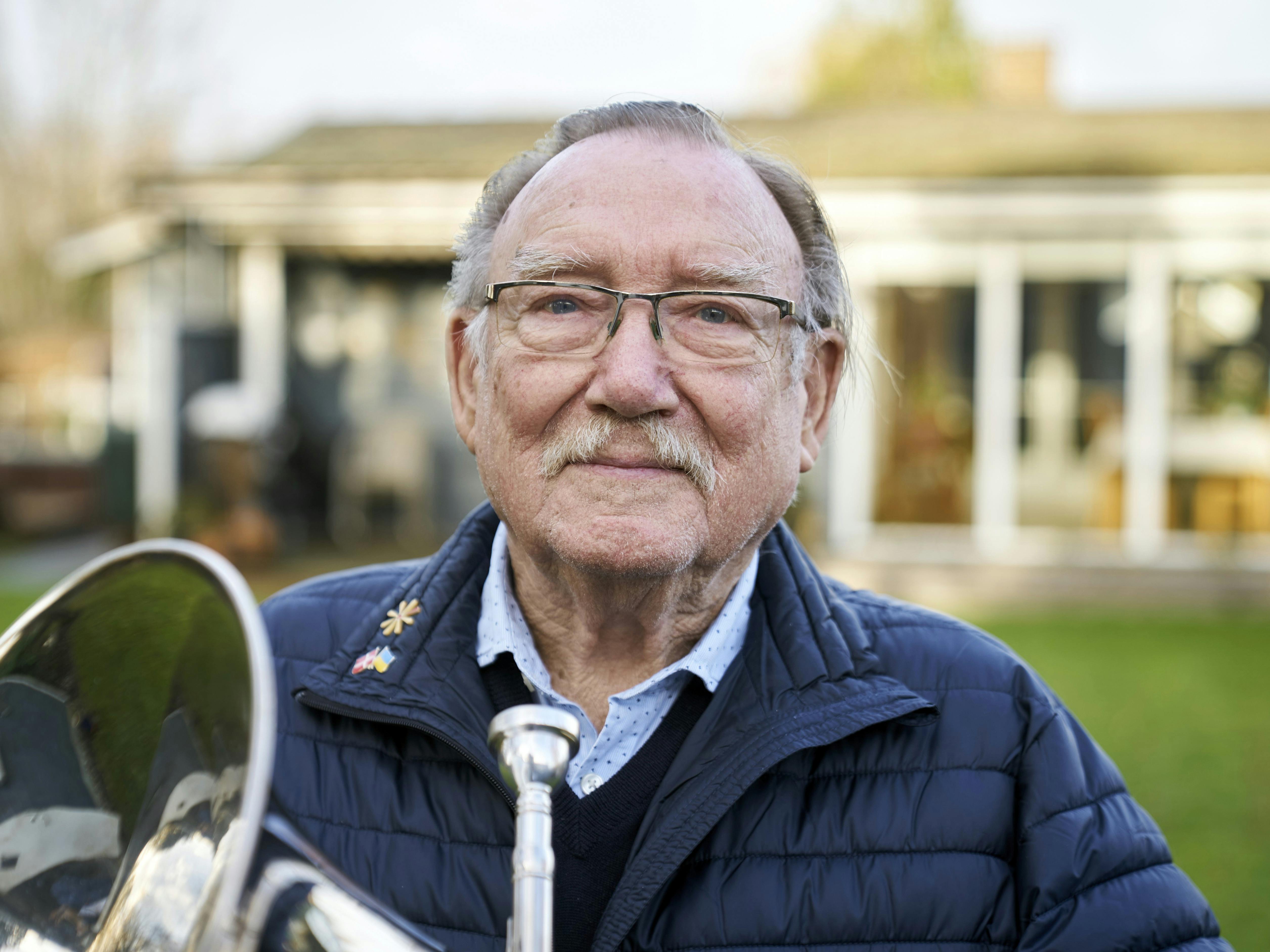 Tonny står med sit blæseinstrument