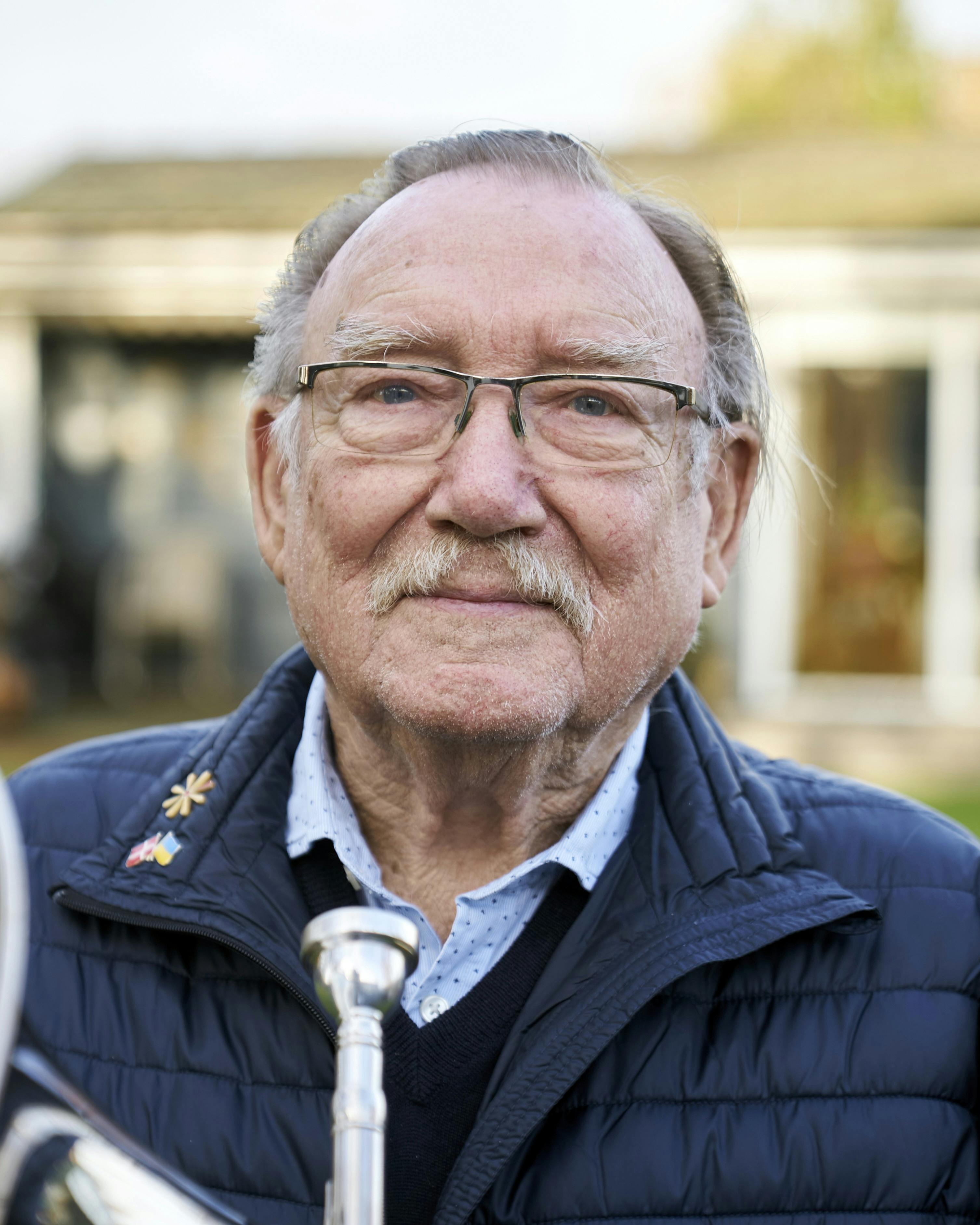 Tonny står med sit blæseinstrument