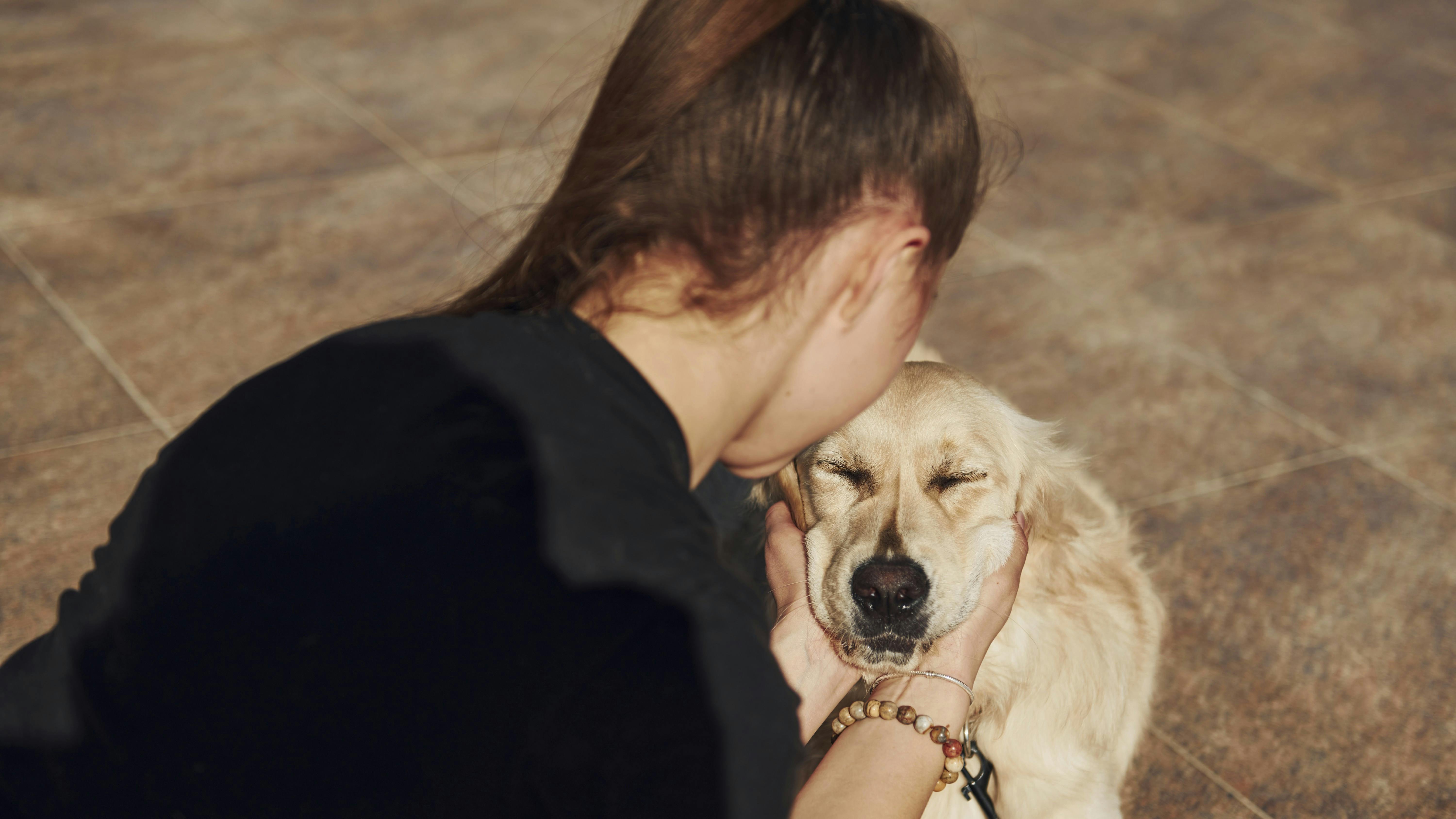 Kvinde har det sjovt med sin hund