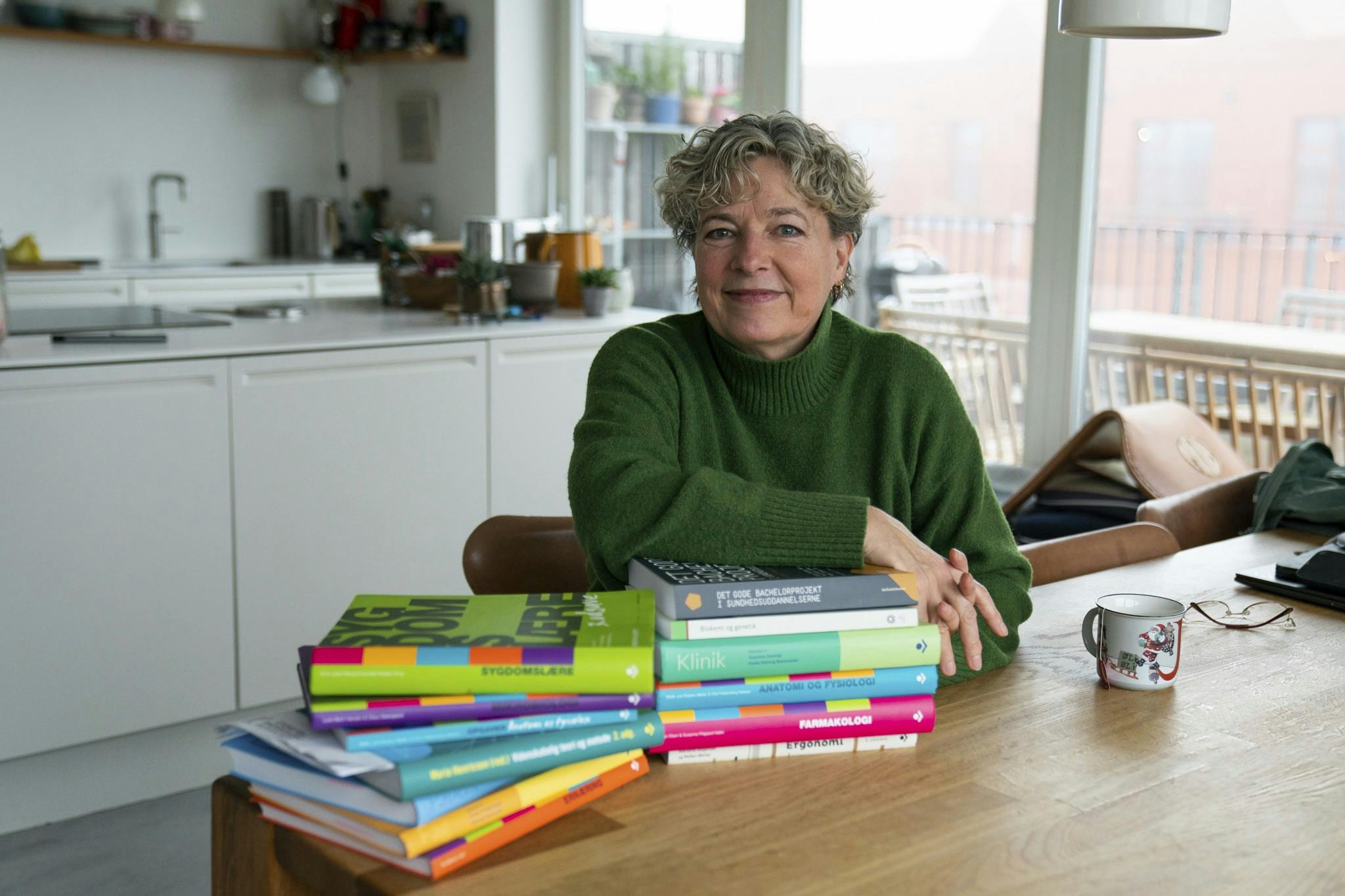 Christine Antorini sidder med sine skolebøger