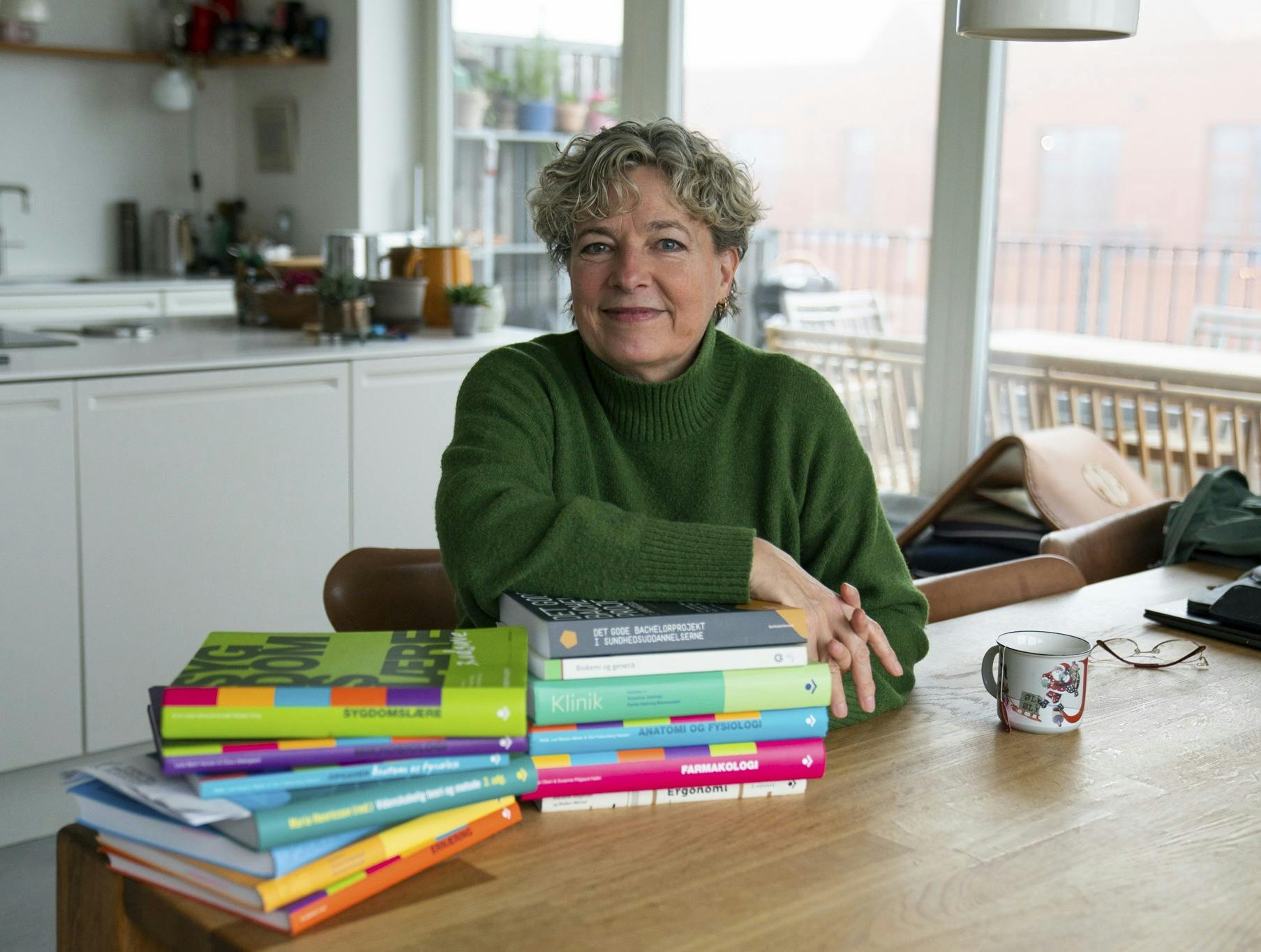 Christine Antorini sidder med sine skolebøger