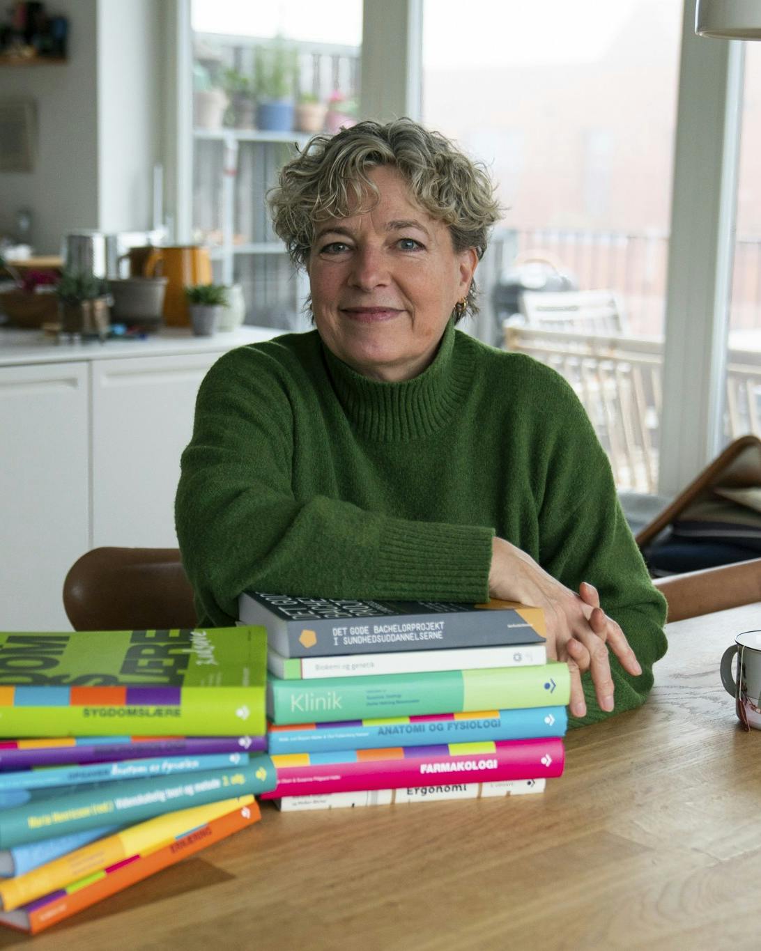 Christine Antorini sidder med sine skolebøger