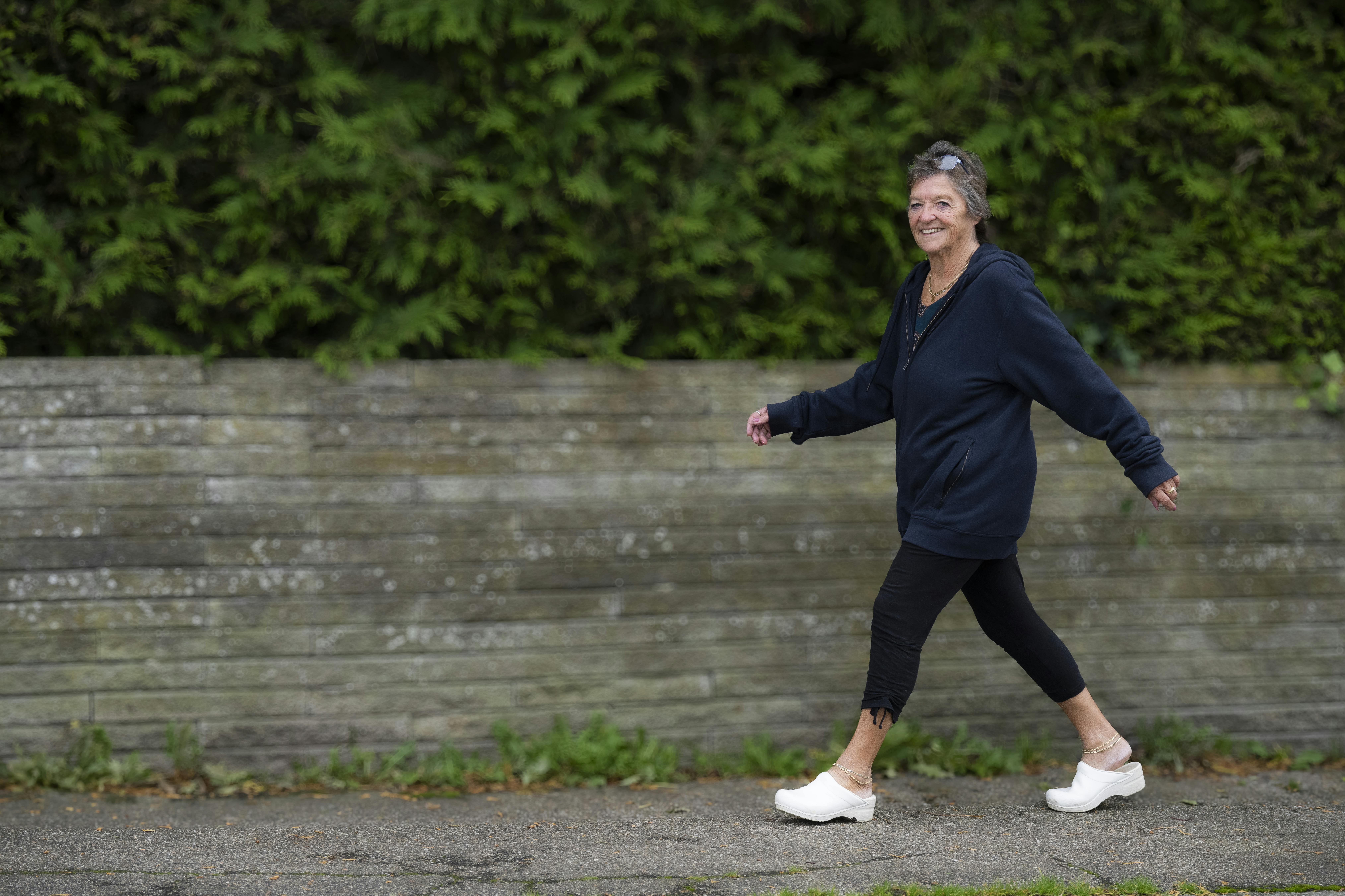 I mere end et halvt år var Lene Bannach stort set permanent indlagt, men med gåture sin krop på højkant. I dag går hun både med andre og for sig selv og er tilmed vært for en gågruppe.