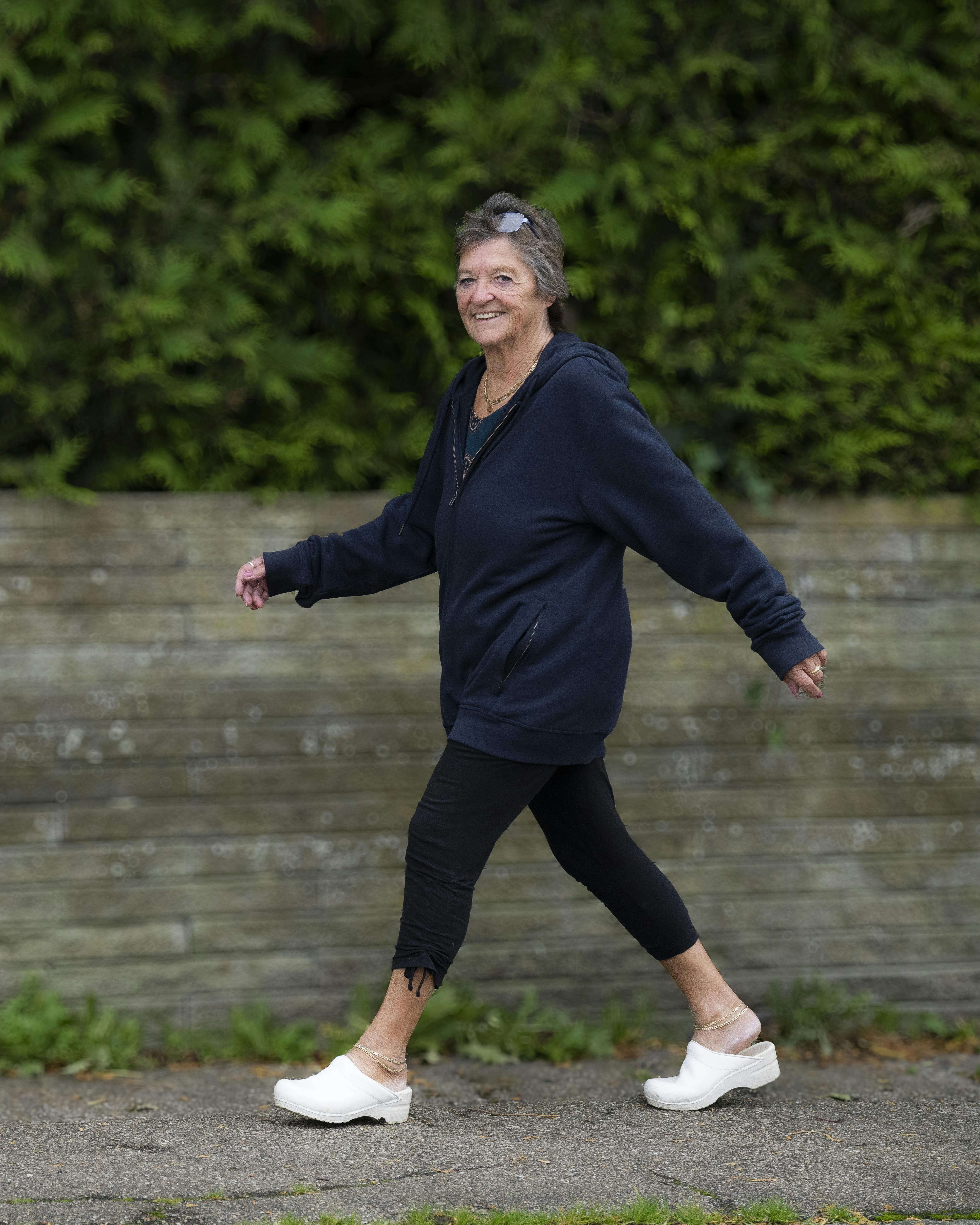 I mere end et halvt år var Lene Bannach stort set permanent indlagt, men med gåture sin krop på højkant. I dag går hun både med andre og for sig selv og er tilmed vært for en gågruppe.