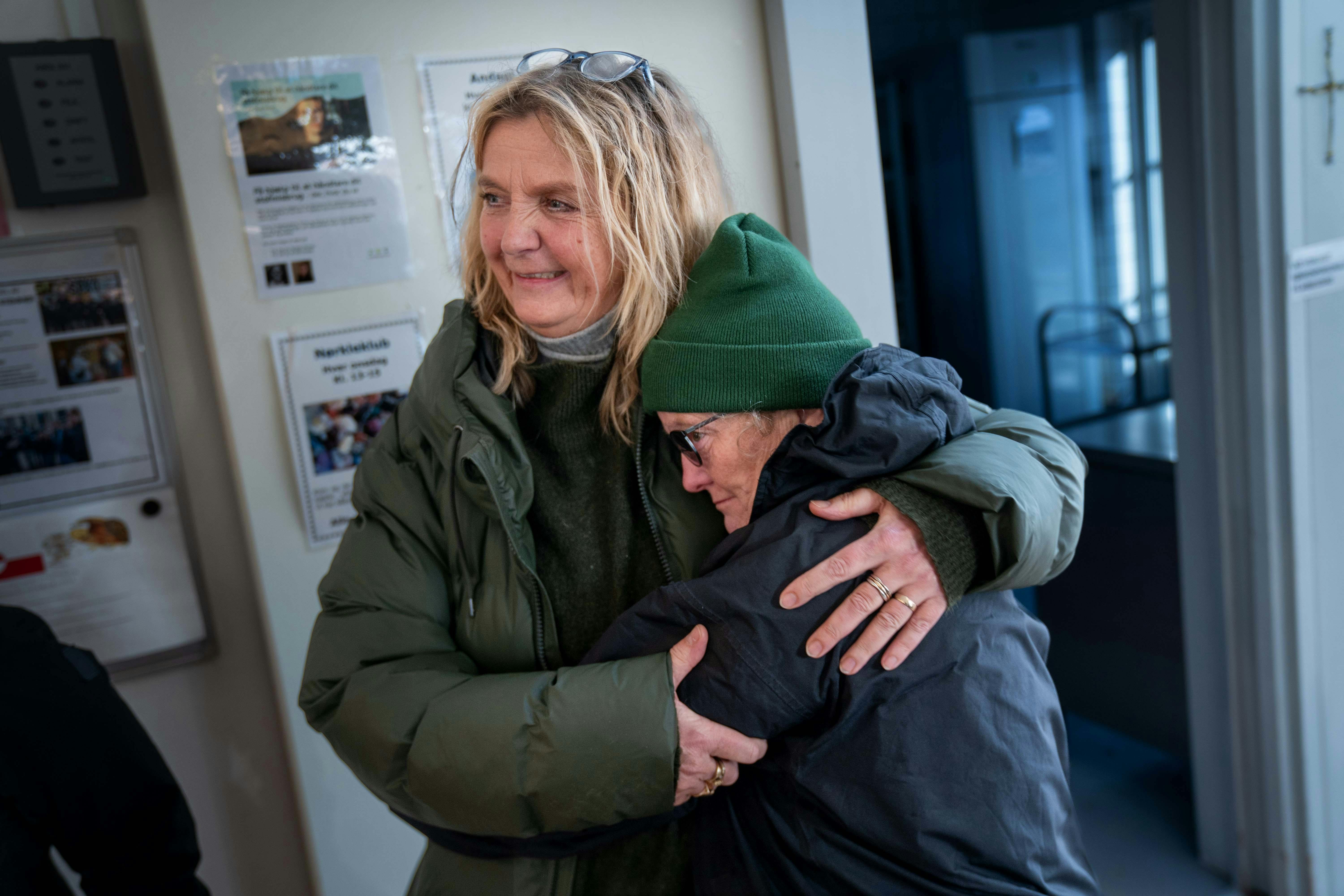 Strikkeklubbens medlemmer lever med usynlige handicaps.