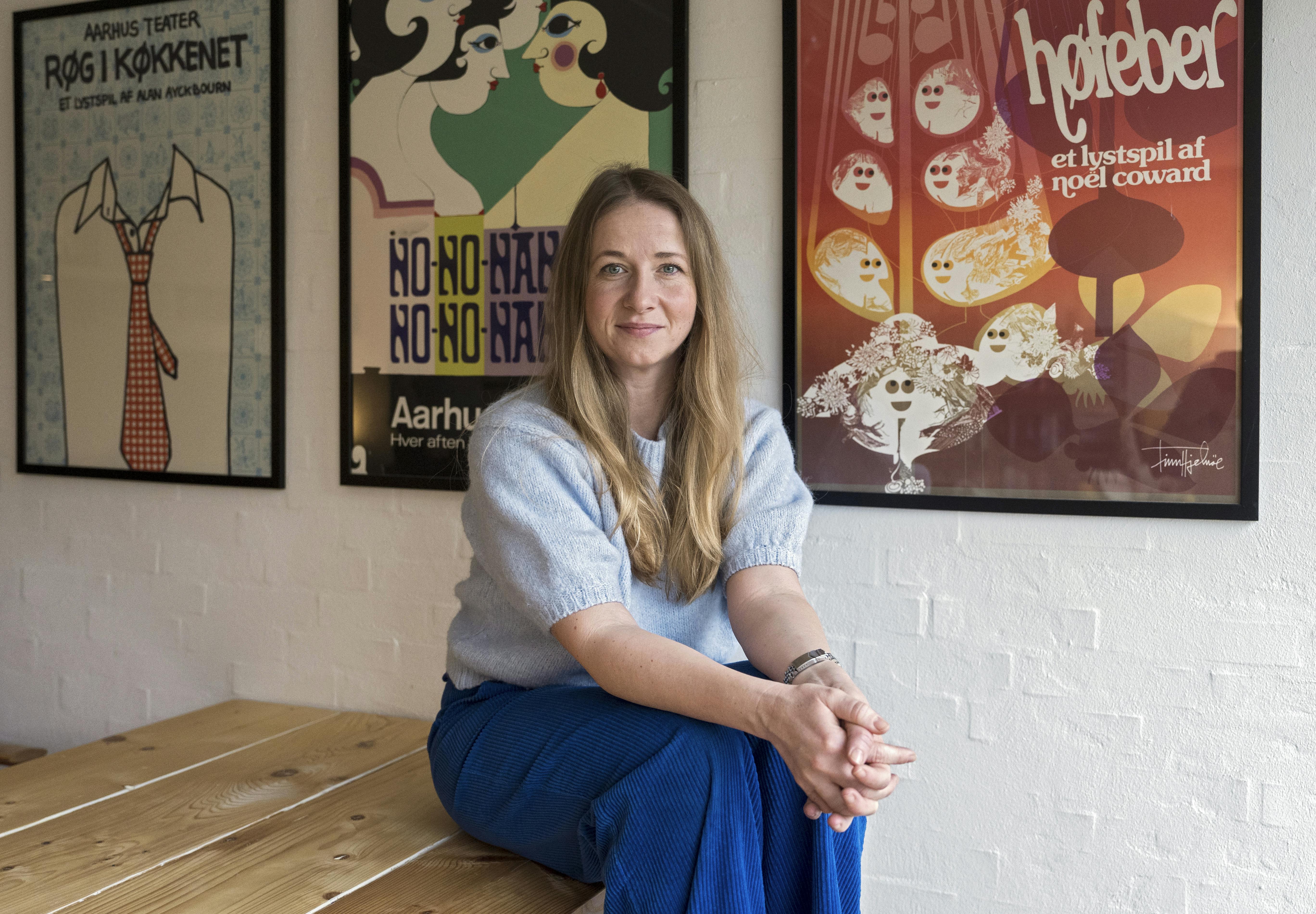 Uden briller, stram frisure og kostume er Ulla Vejby svær at genkende.