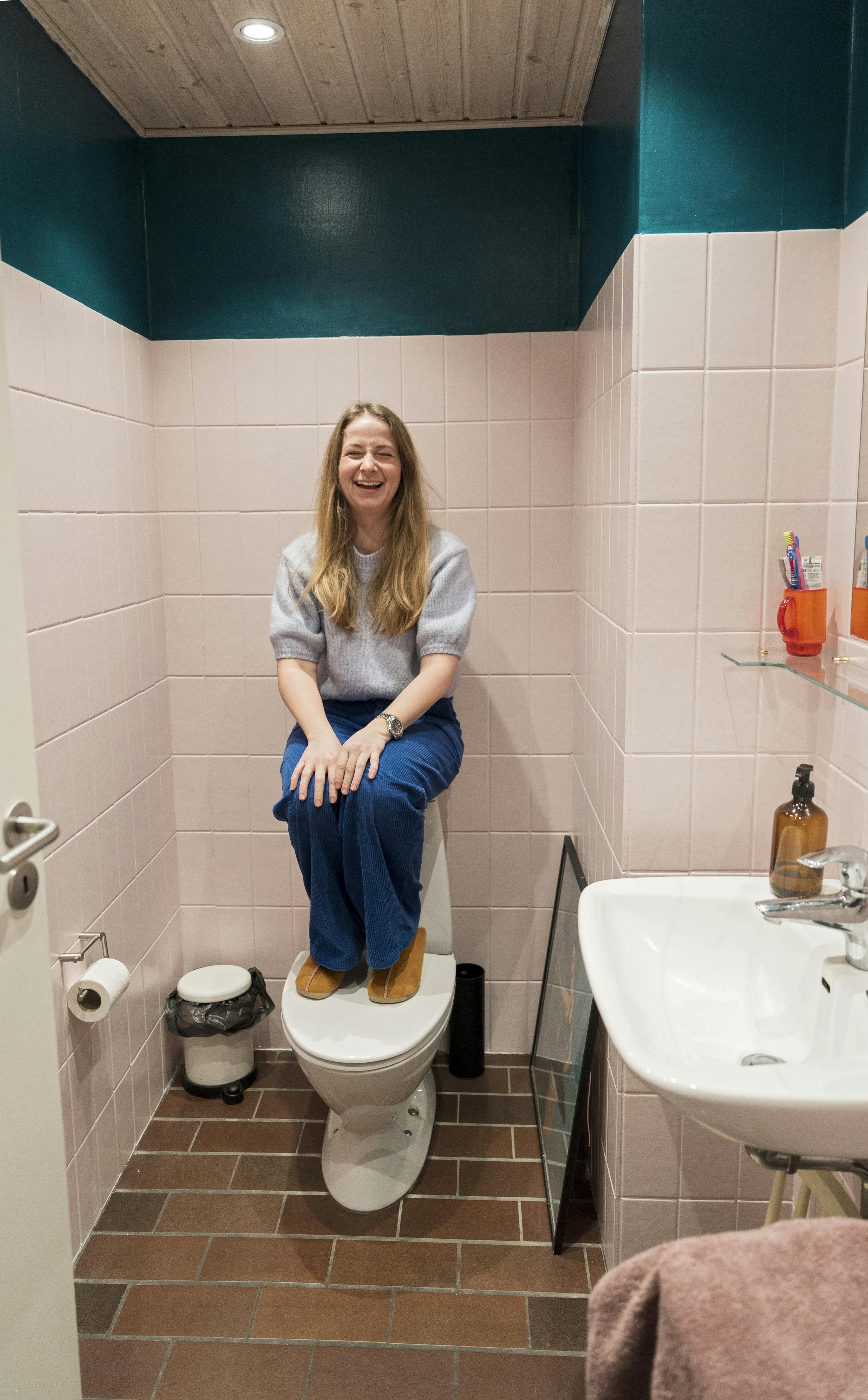 Ulla Vejbys humoristiske side fornægtede sig ikke, da Familie Journal besøgte hende i privaten i Kokkedal. Hun foreslog selv at blive fotograferet på toilettet. 