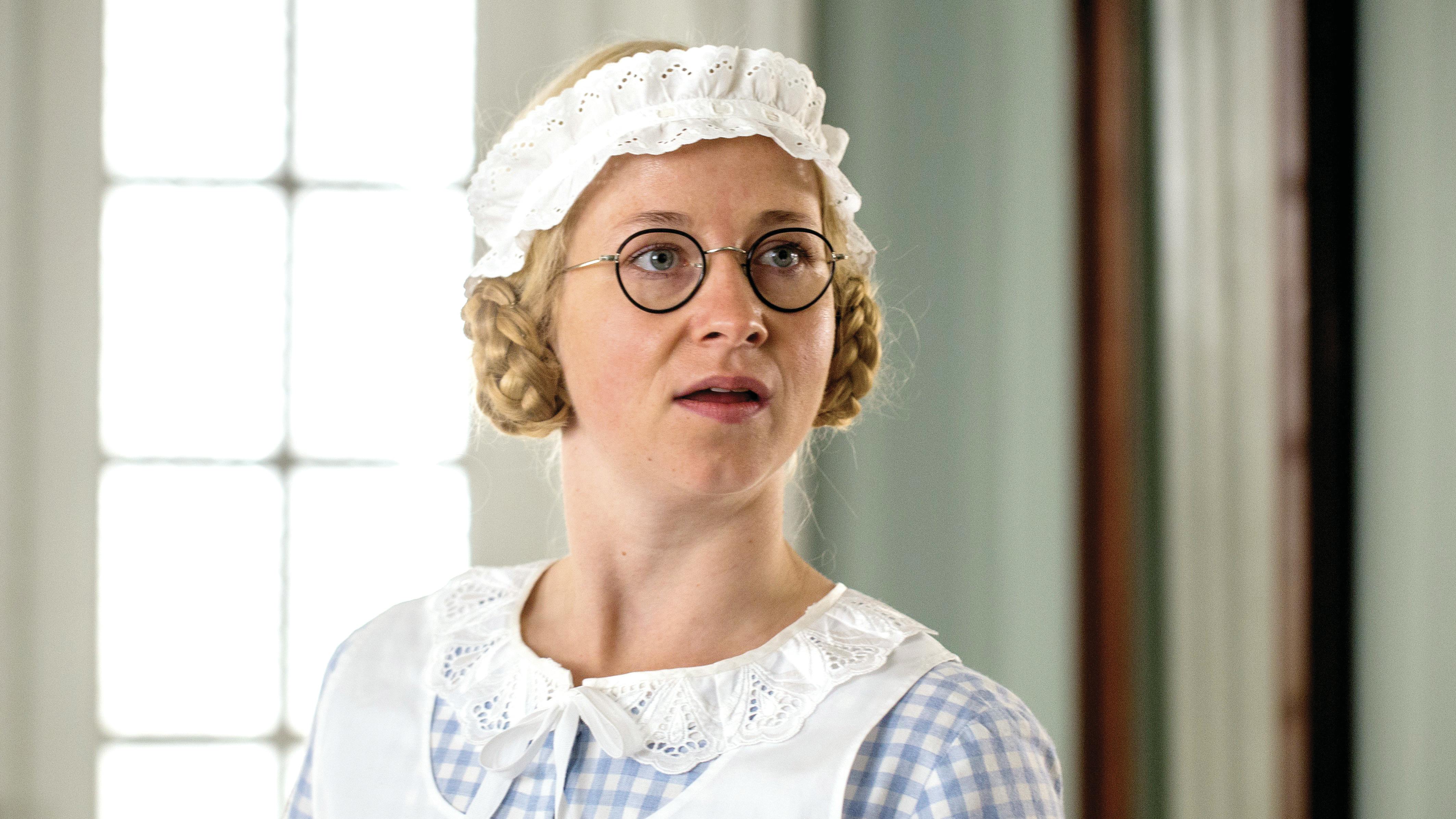 Ulla Vejby i rollen som stuepigen Edith.