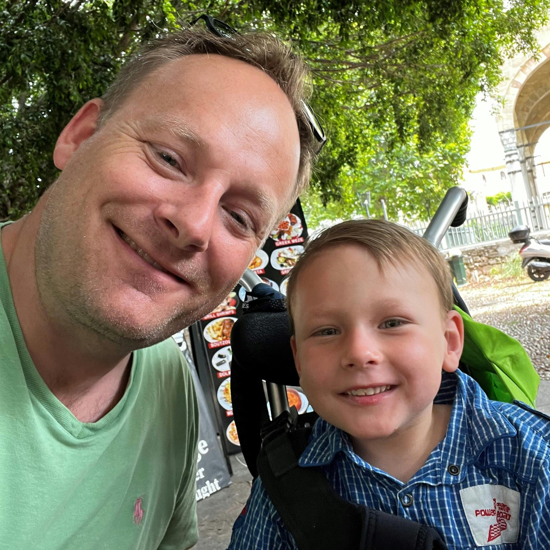 Søren (tv) og resten af familien forsøger nu at skaffe livsvigtig hjælp til sønnen August ved at starte en indsamling.