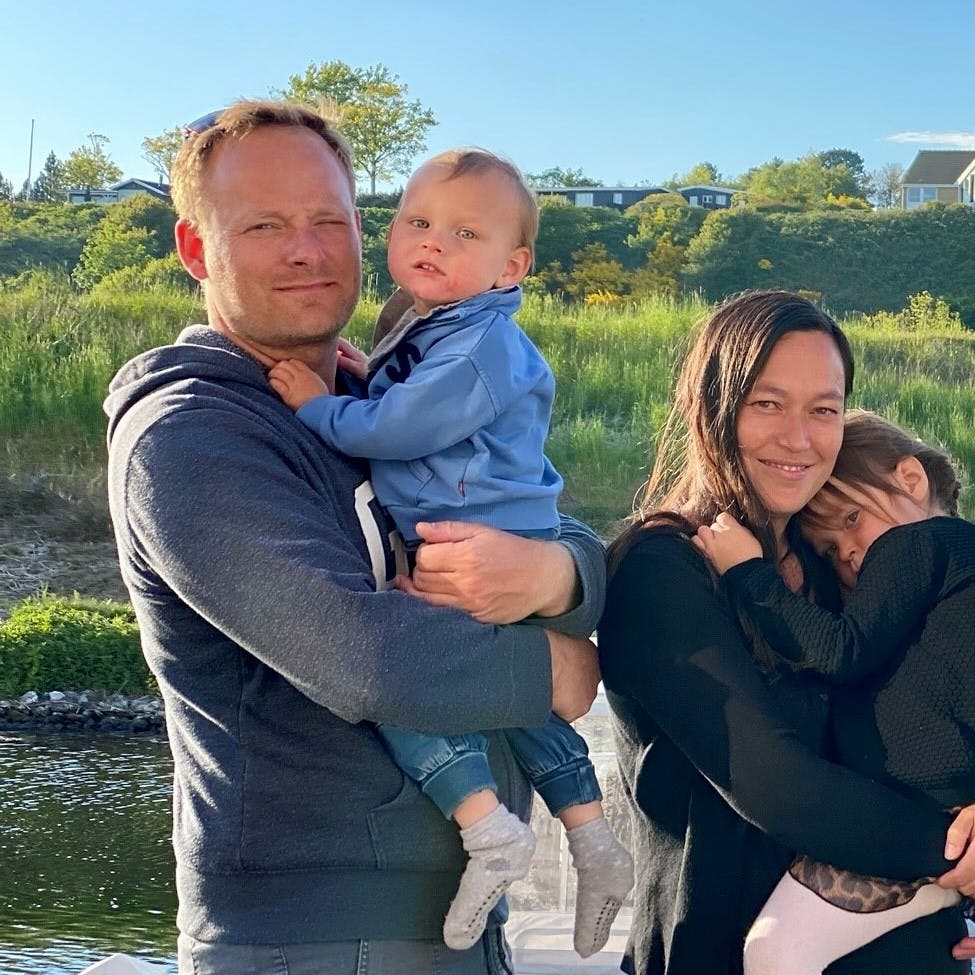 43-årige Søren, 46-årige Tina, 7-årige Sarah og 6-årige August.