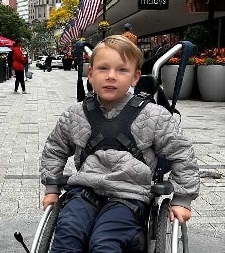 August sidder på nuværende tidspunkt for det meste i kørestol