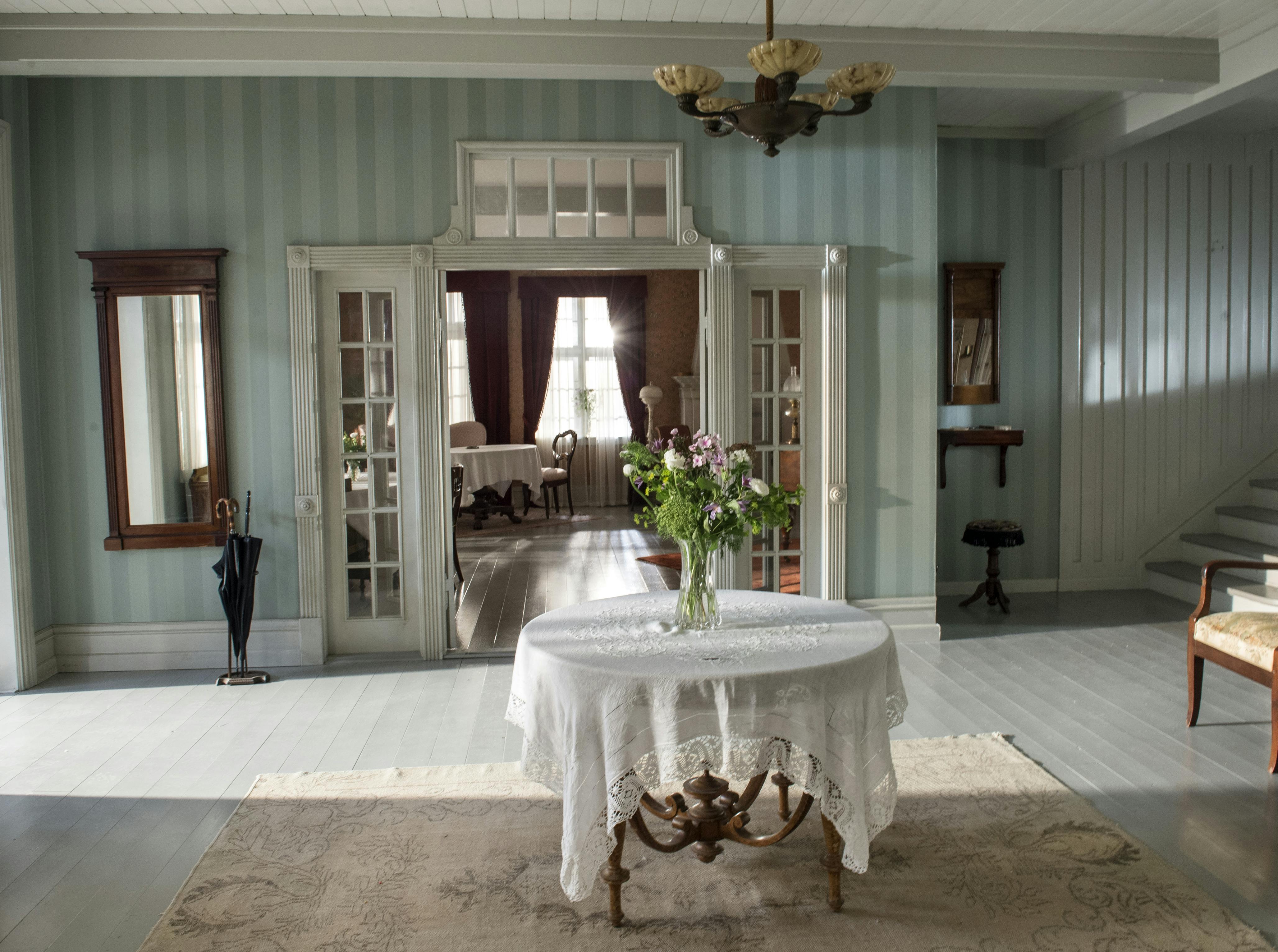 De hyggelige stuer er virkeligheden kulisser i Risby-studierne i Albertslund.