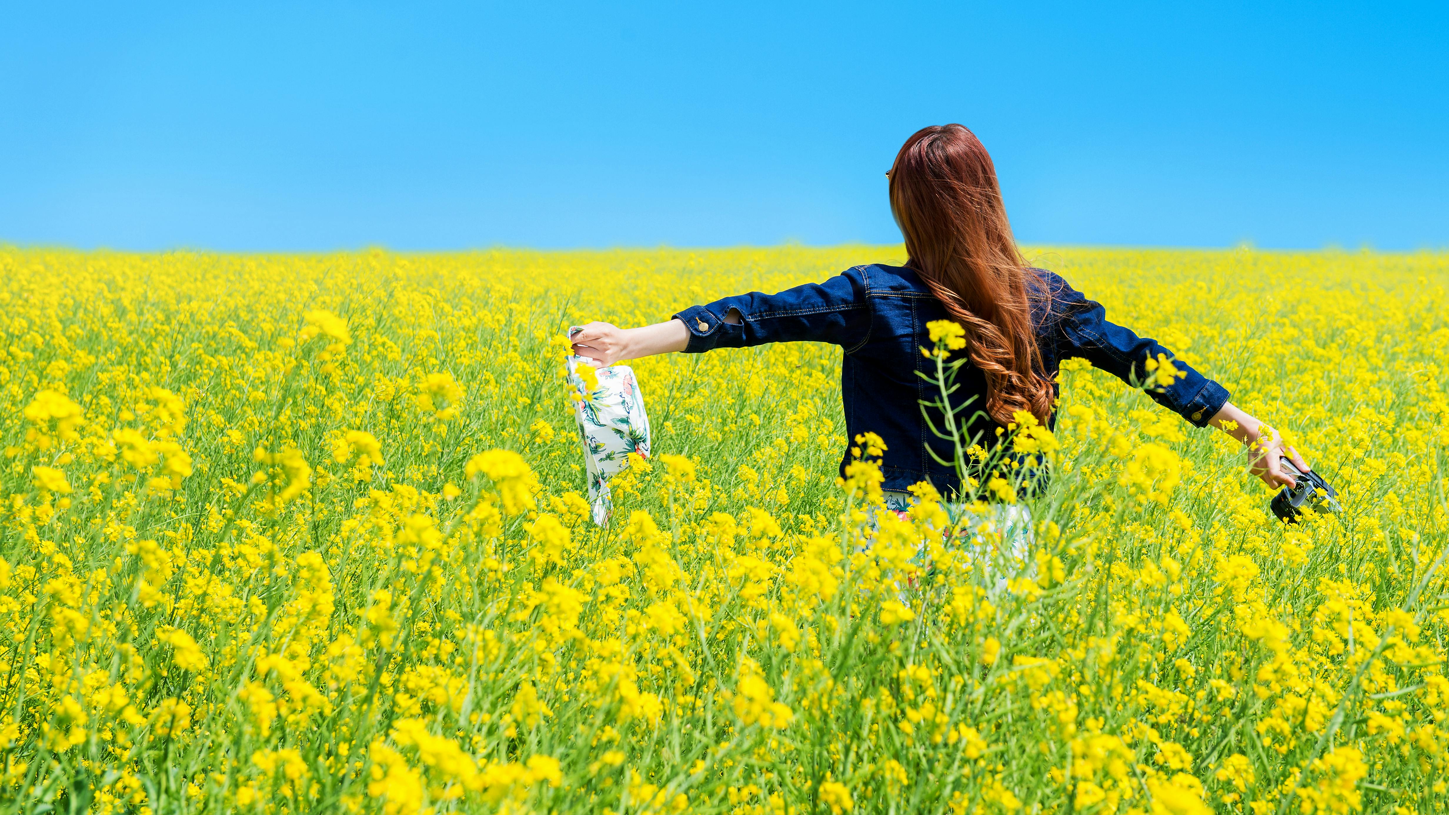Kvinde står ude på en flot mark