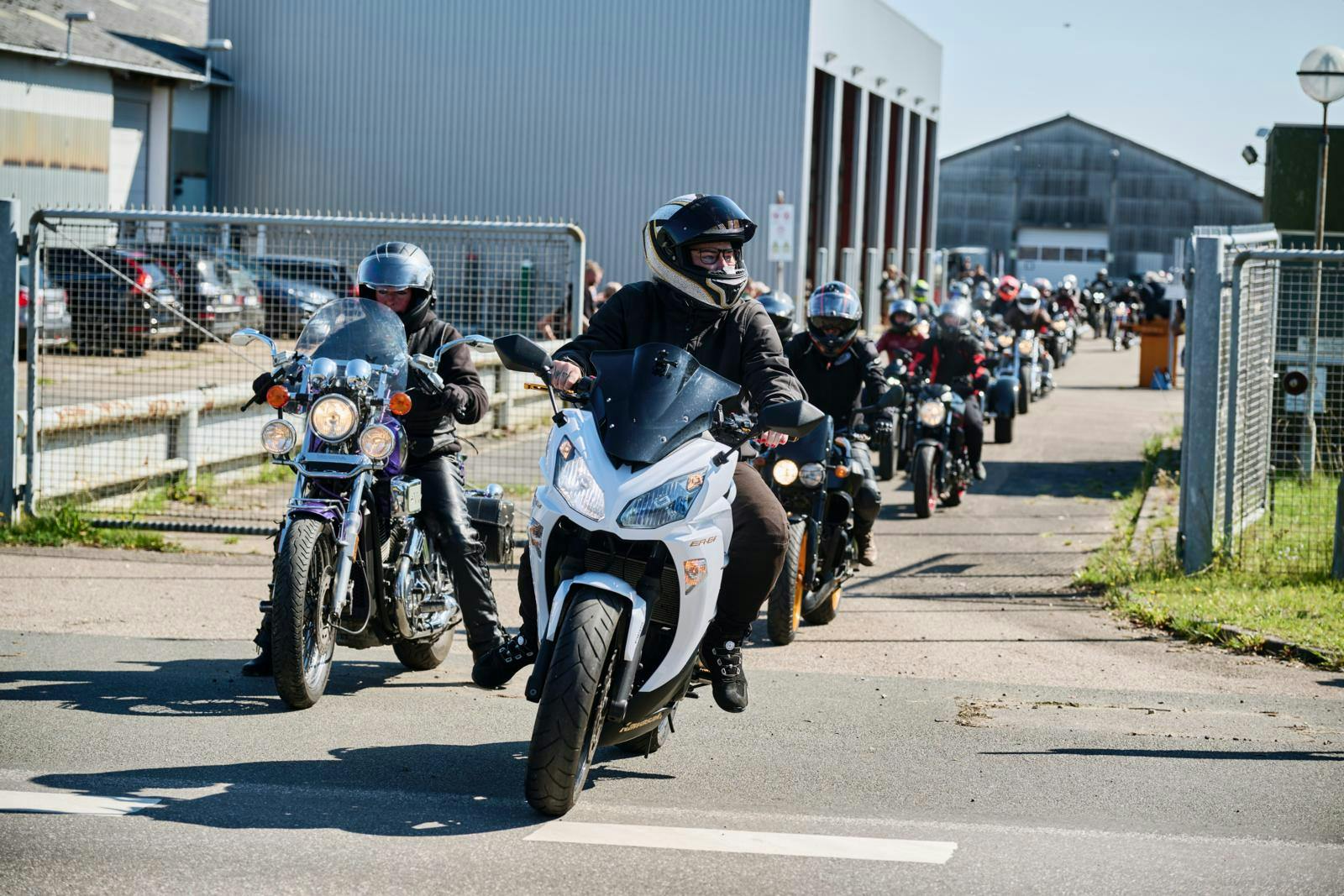 Familie Journal har besøgt Gasolina, landets første motorcykelfestival for kvinder, for at forstå, hvordan hestekræfter og benzin også kan fremme feminine fællesskaber.