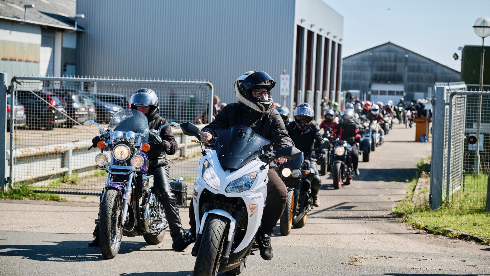 Familie Journal har besøgt Gasolina, landets første motorcykelfestival for kvinder, for at forstå, hvordan hestekræfter og benzin også kan fremme feminine fællesskaber.