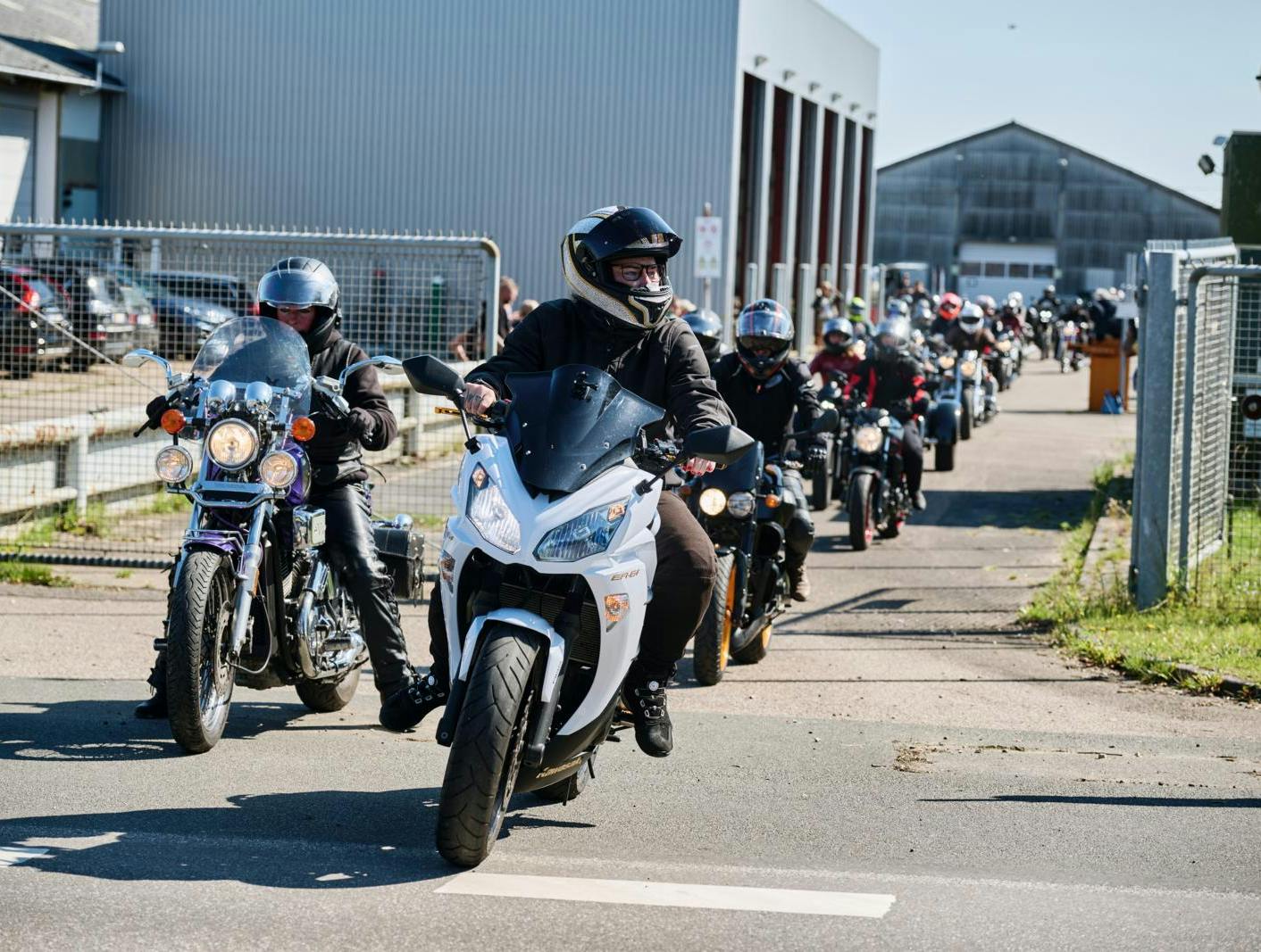 Familie Journal har besøgt Gasolina, landets første motorcykelfestival for kvinder, for at forstå, hvordan hestekræfter og benzin også kan fremme feminine fællesskaber.