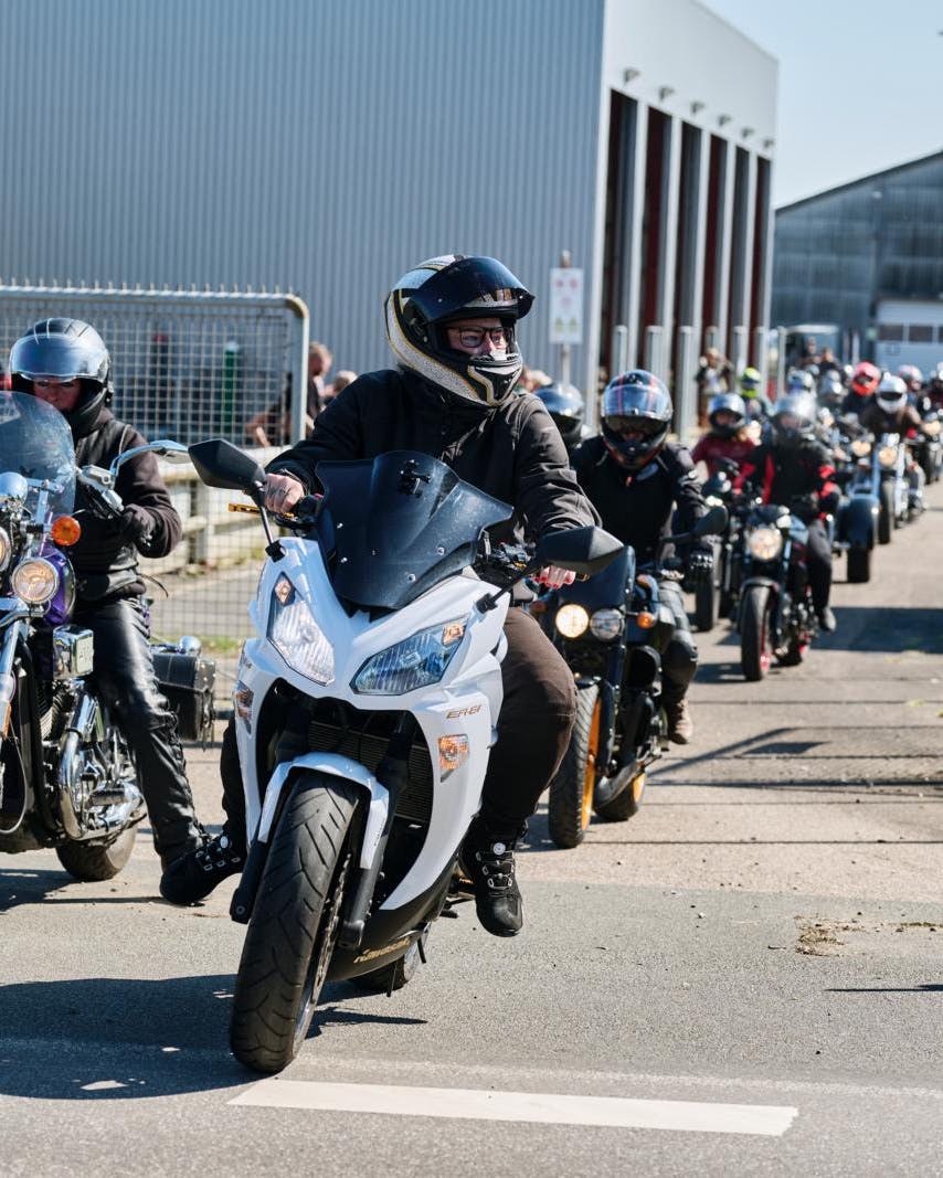 Familie Journal har besøgt Gasolina, landets første motorcykelfestival for kvinder, for at forstå, hvordan hestekræfter og benzin også kan fremme feminine fællesskaber.
