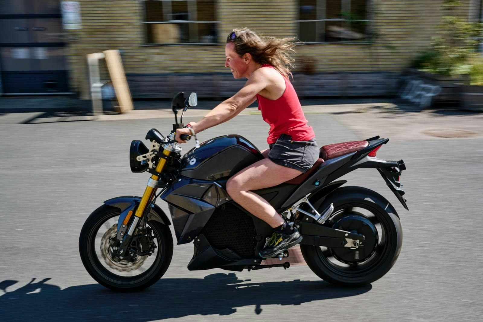 Fart er lig med frihed, i hvert fald hvis man spørger de kvindelige motorcyklister, der deltog på Gasolina, Danmarks første motorcykelfestival for kvinder. 