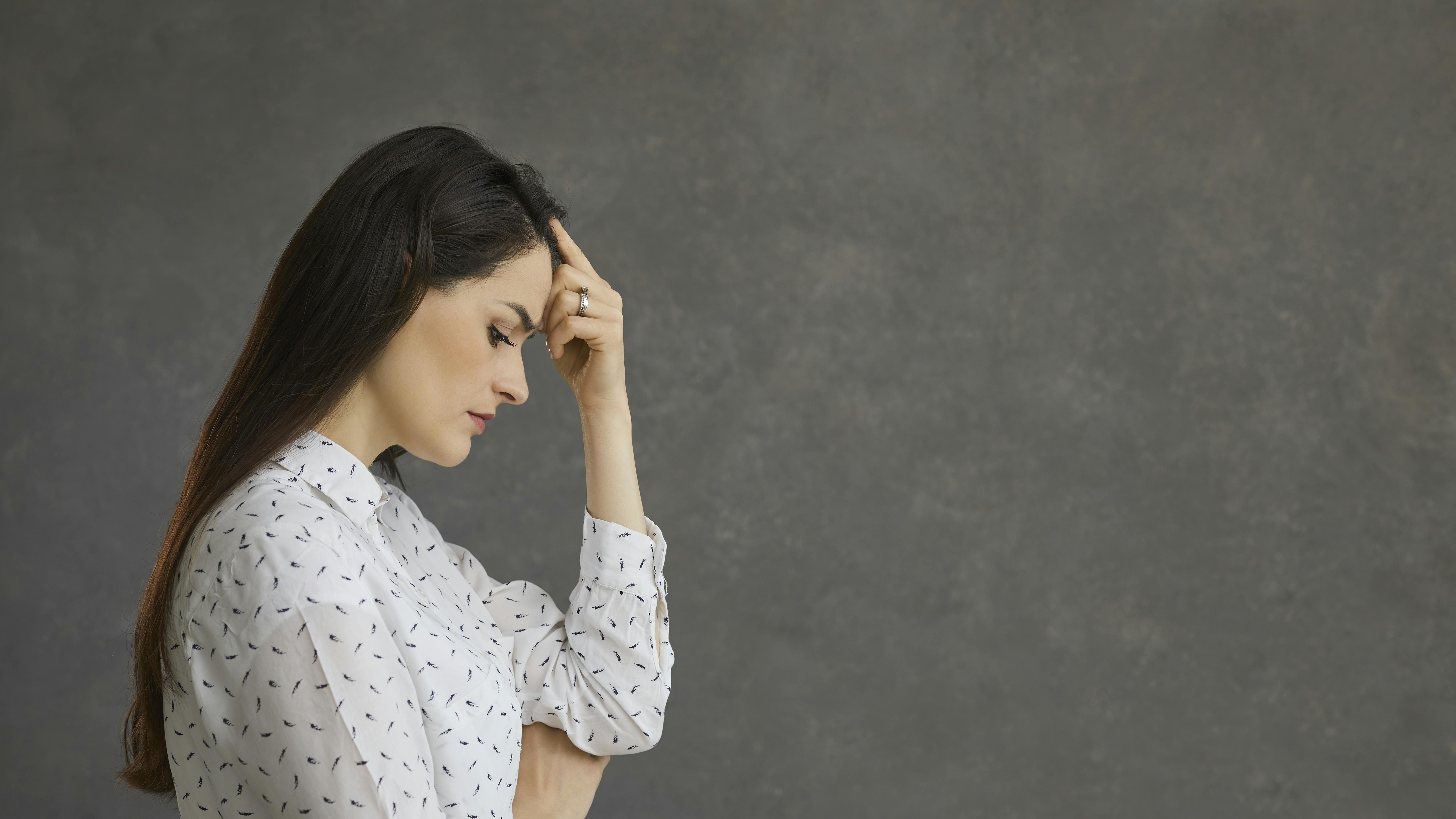 Eftertænksom kvinde