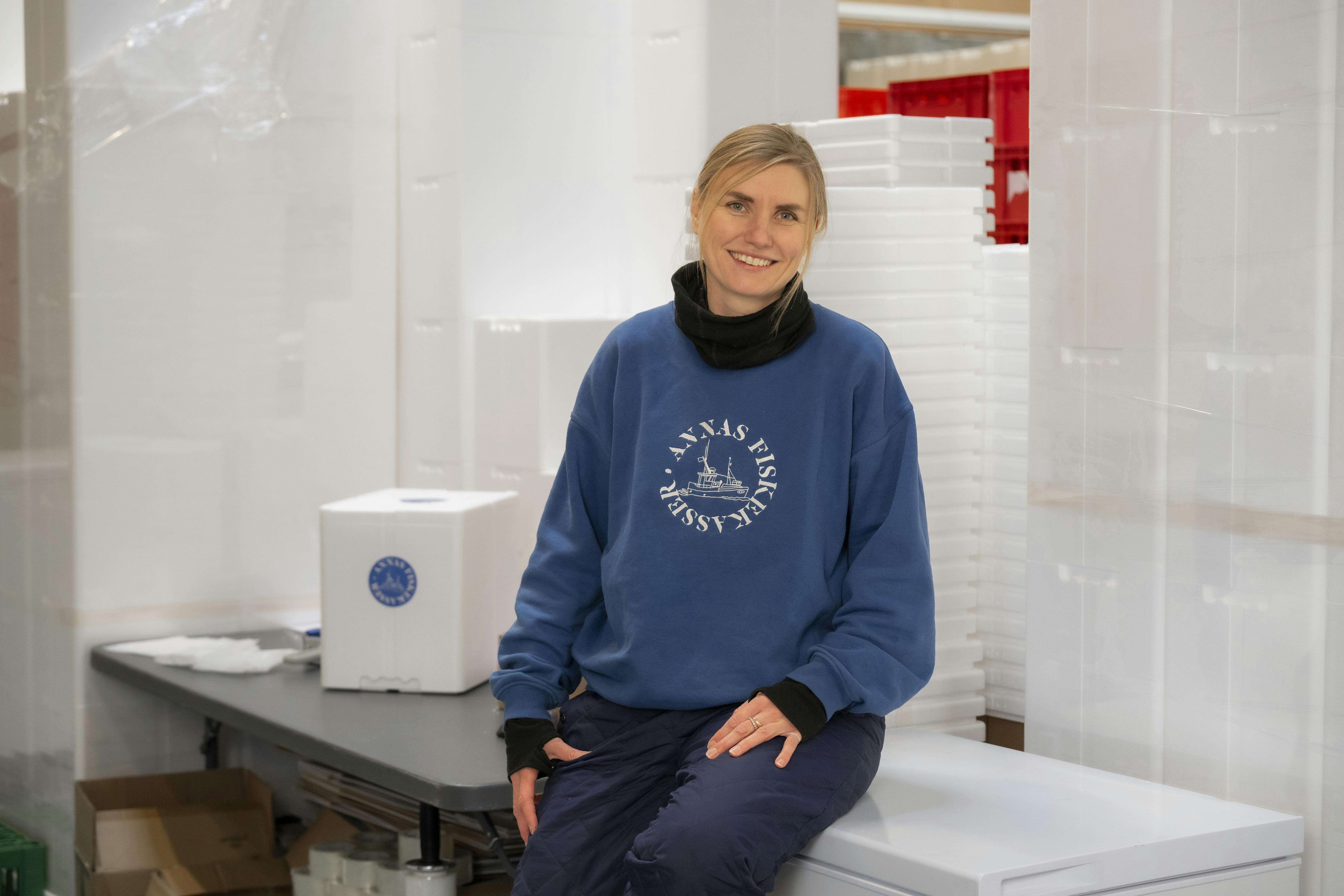 Anna sidder i sin kølevogn.