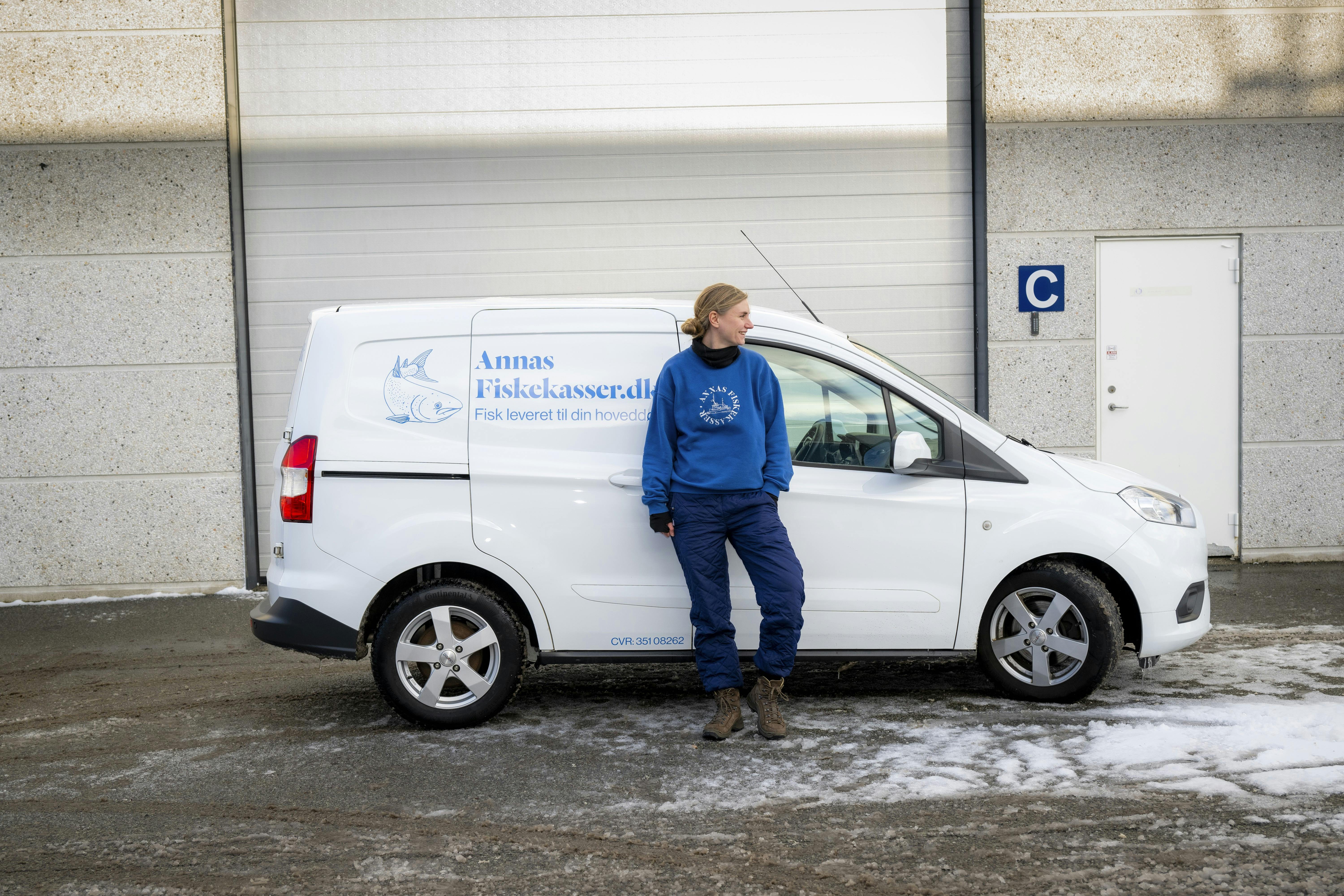 Anne står foran sin varevogn.