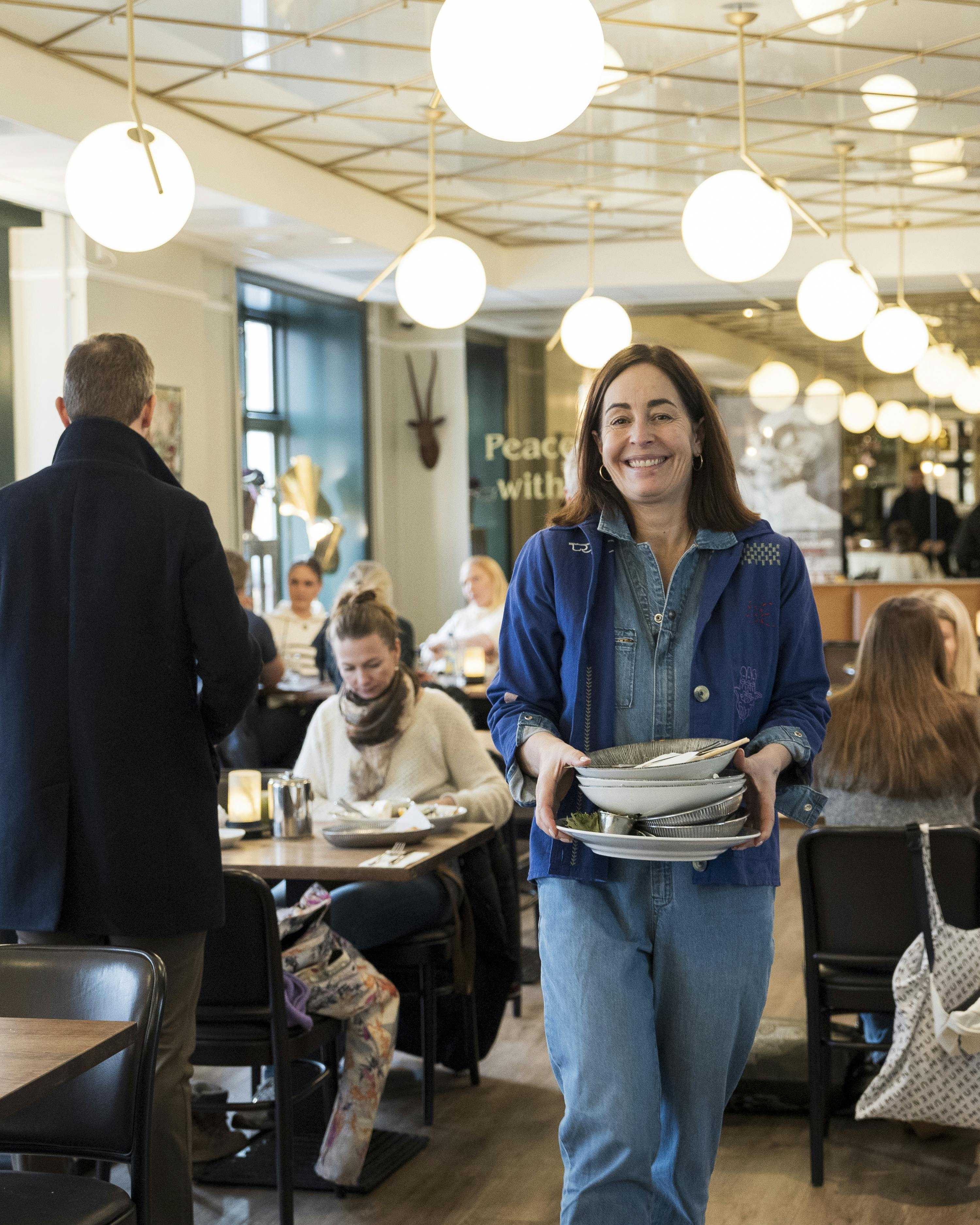 Efter 12 år som skolelærer foretog Anne Kønig et vildt sporskifte og åbnede Café Peace i Aalborg i 2014.
