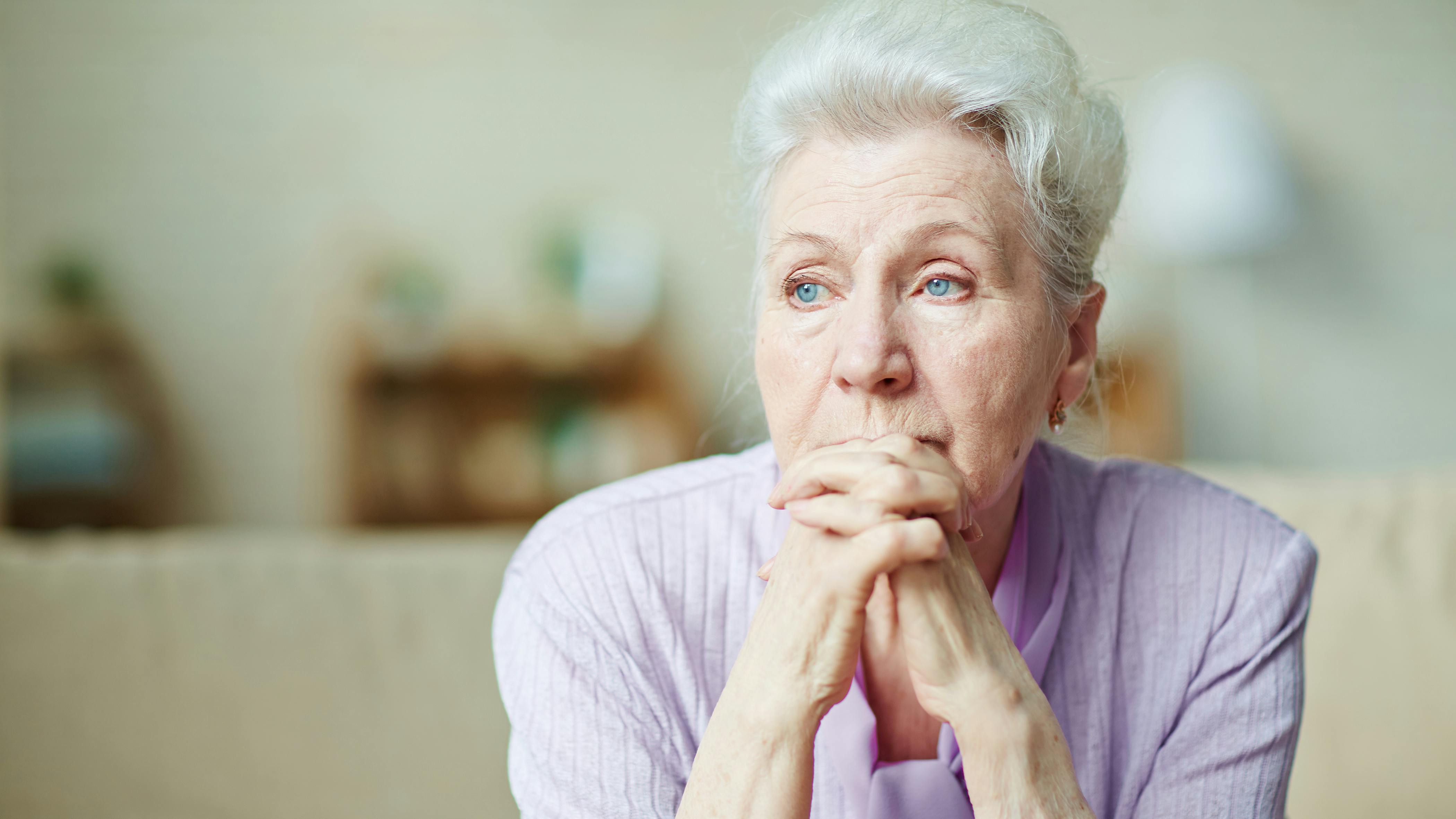 Ældre kvinde føler sig glemt og overset