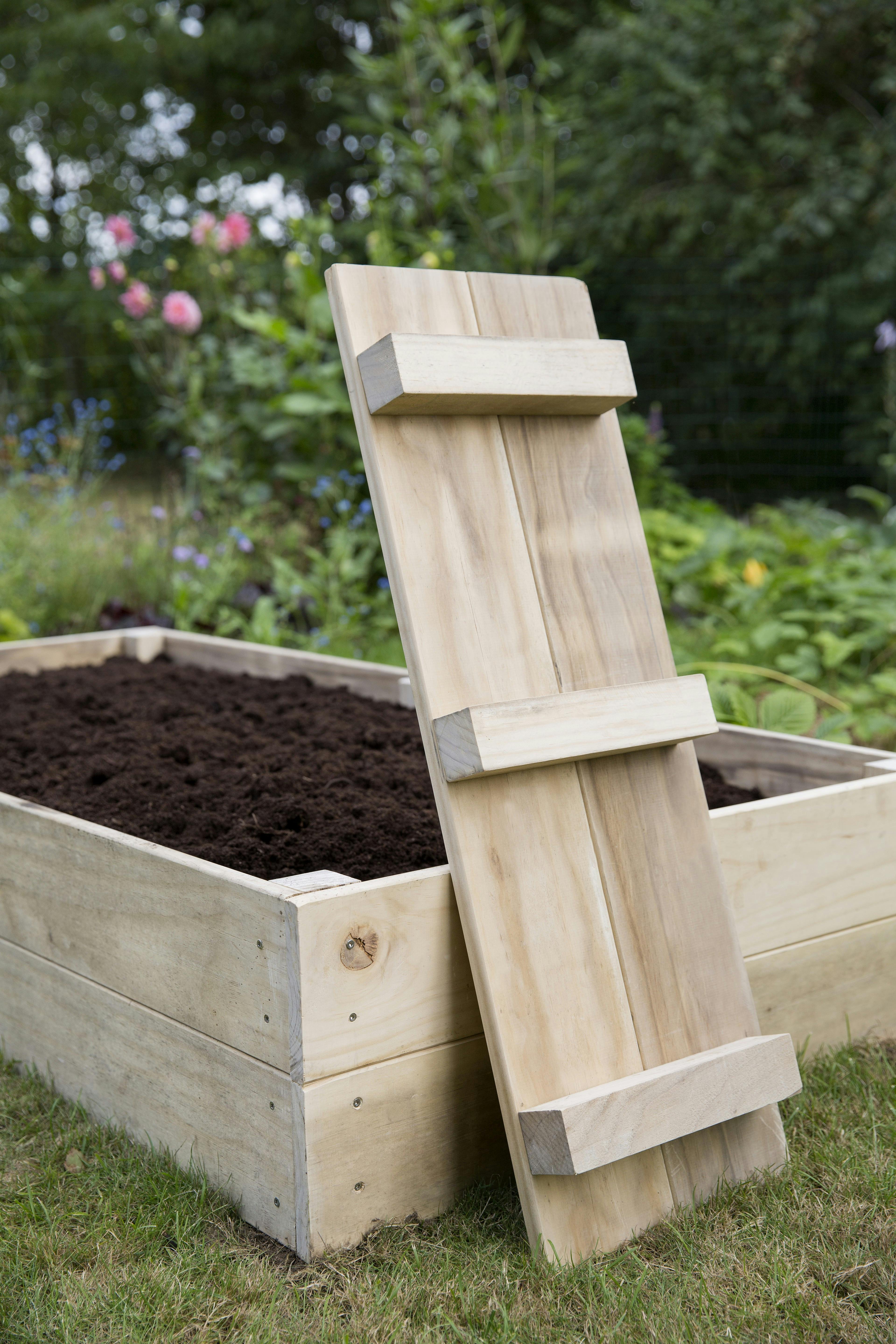 byg et højbed i træ, trin for trin. Og dyrk grøntsager, blomster og krydderurter i højbed