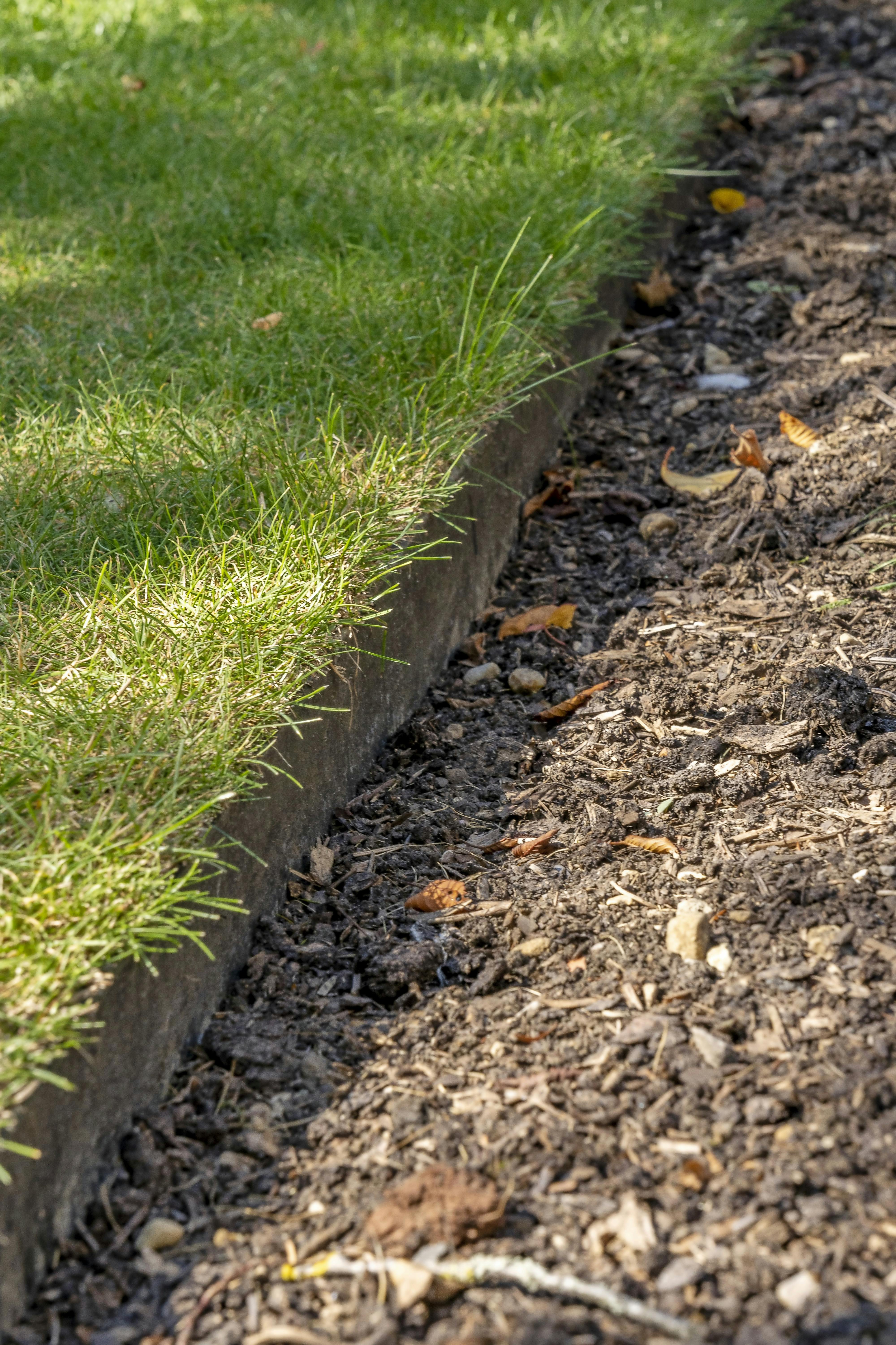 A200621 Kantning langs bede. Haveguiden. Kenn Römer-Bruhn.