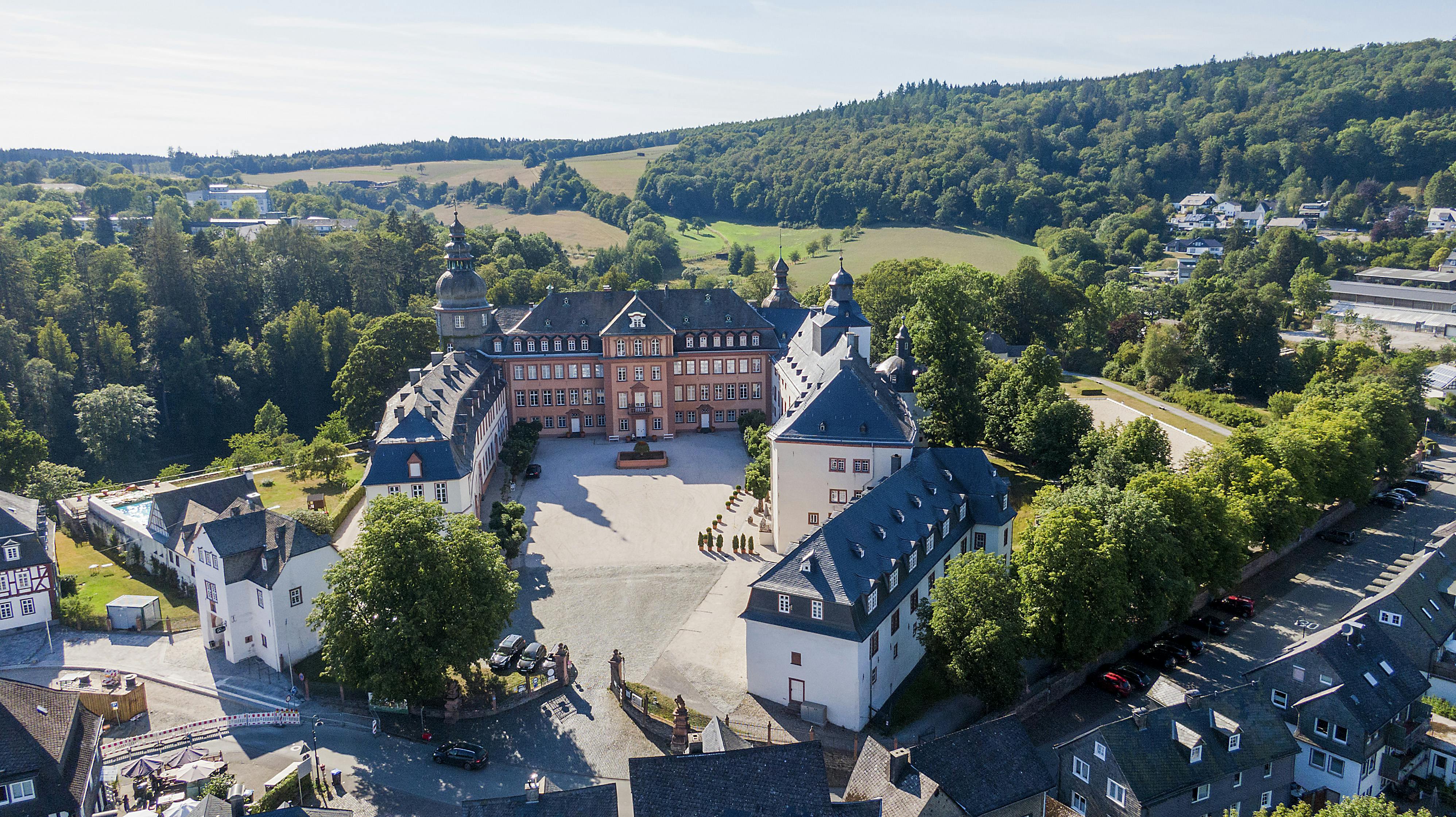 Slottet Berleburg i den lille, tyske by Bad Berleburg har siden 1968 dannet rammen om prinsesse Benediktes liv. Efter hendes mand, prins Richards død i 2017, overtog sønnen prins Gustav driften af slottet. 
