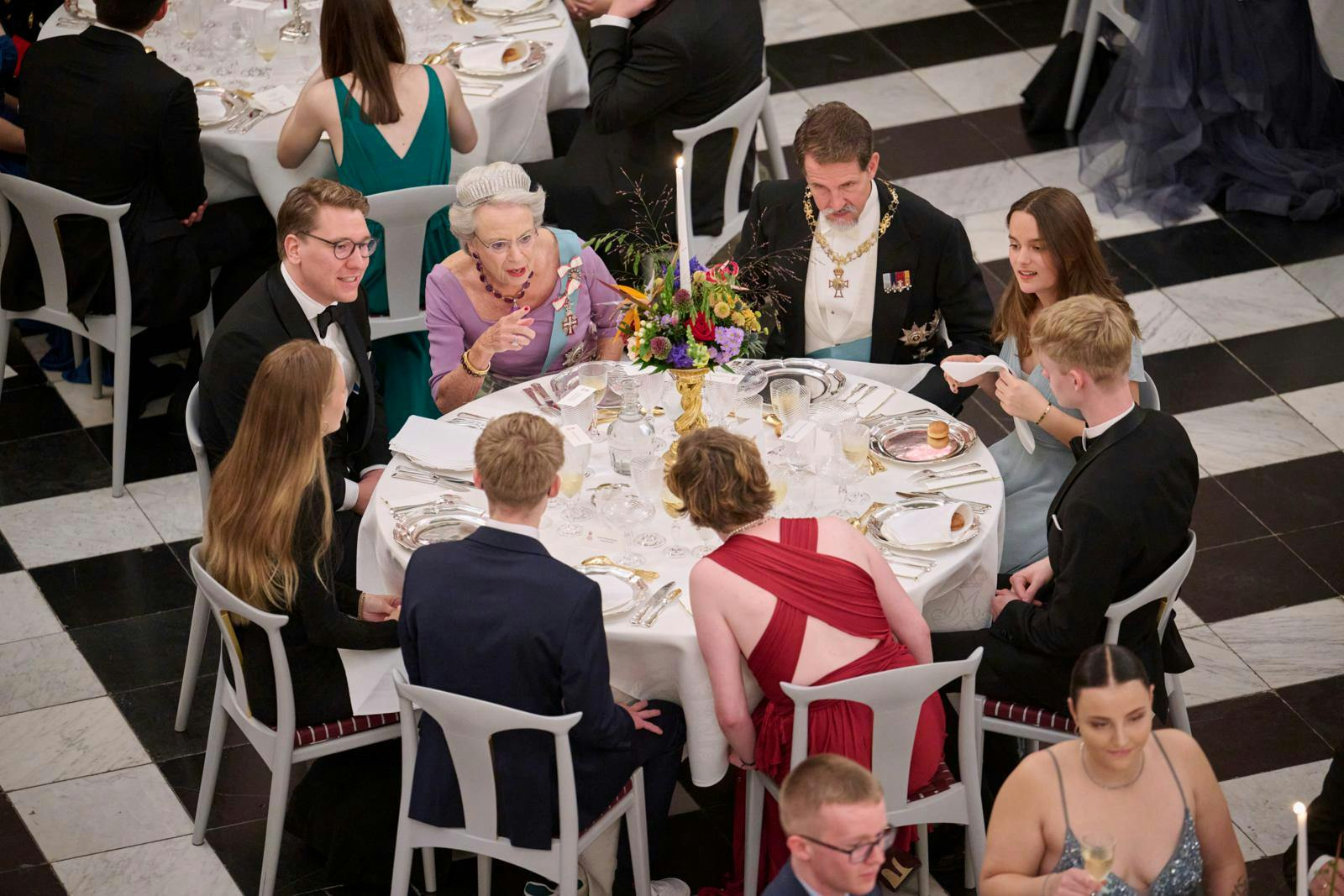 Prinsesse Benedikte i ivrig samtale med de unge deltagere i fejringen af prins Christians 18-års fødselsdag i 2023.