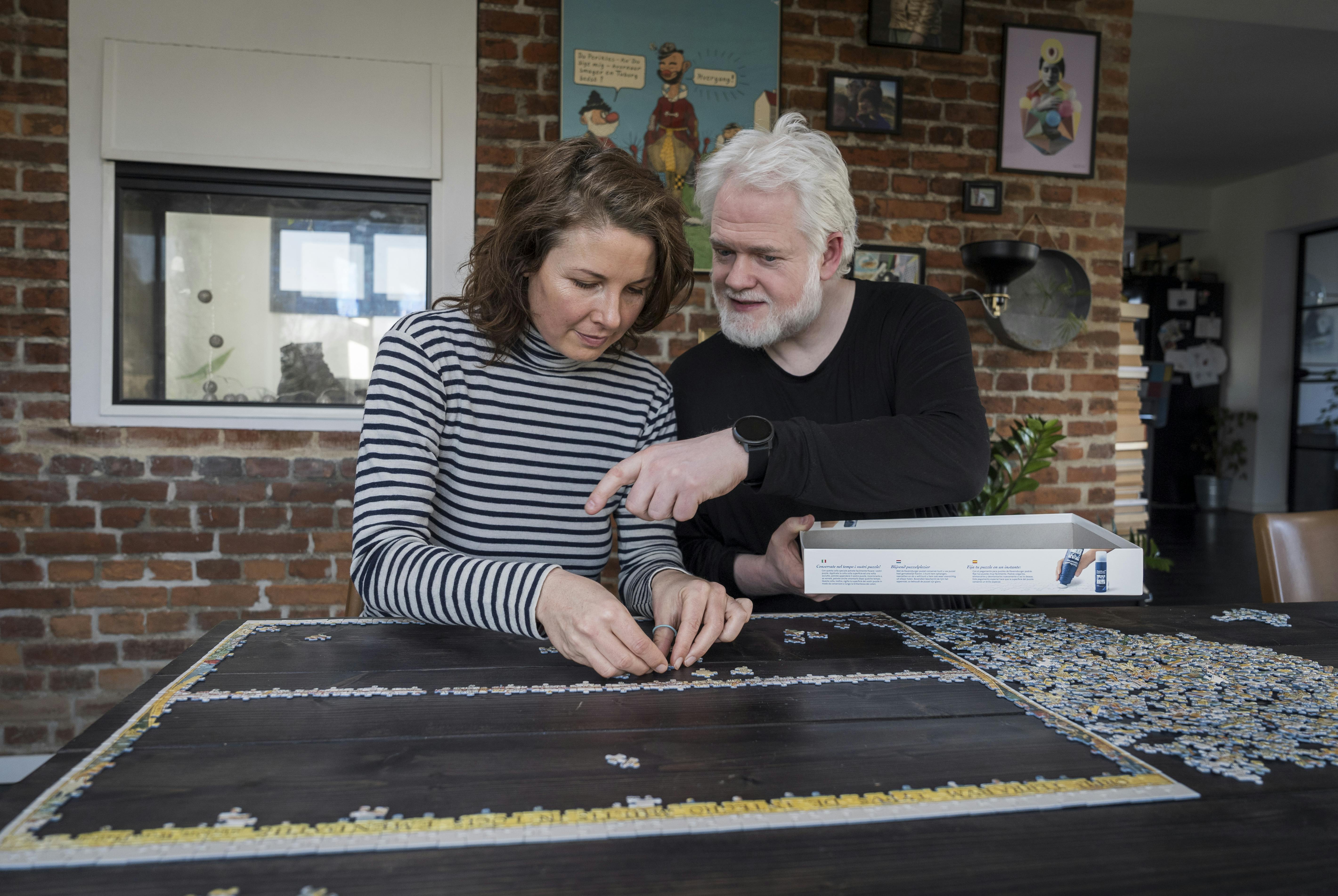 Esben og Charlotte Dalgaard lægger et stort puslespil. Det er en af de yndede, fælles fritidsbeskæftigelser for den populære, kræftramte skuespiller og hans kone.