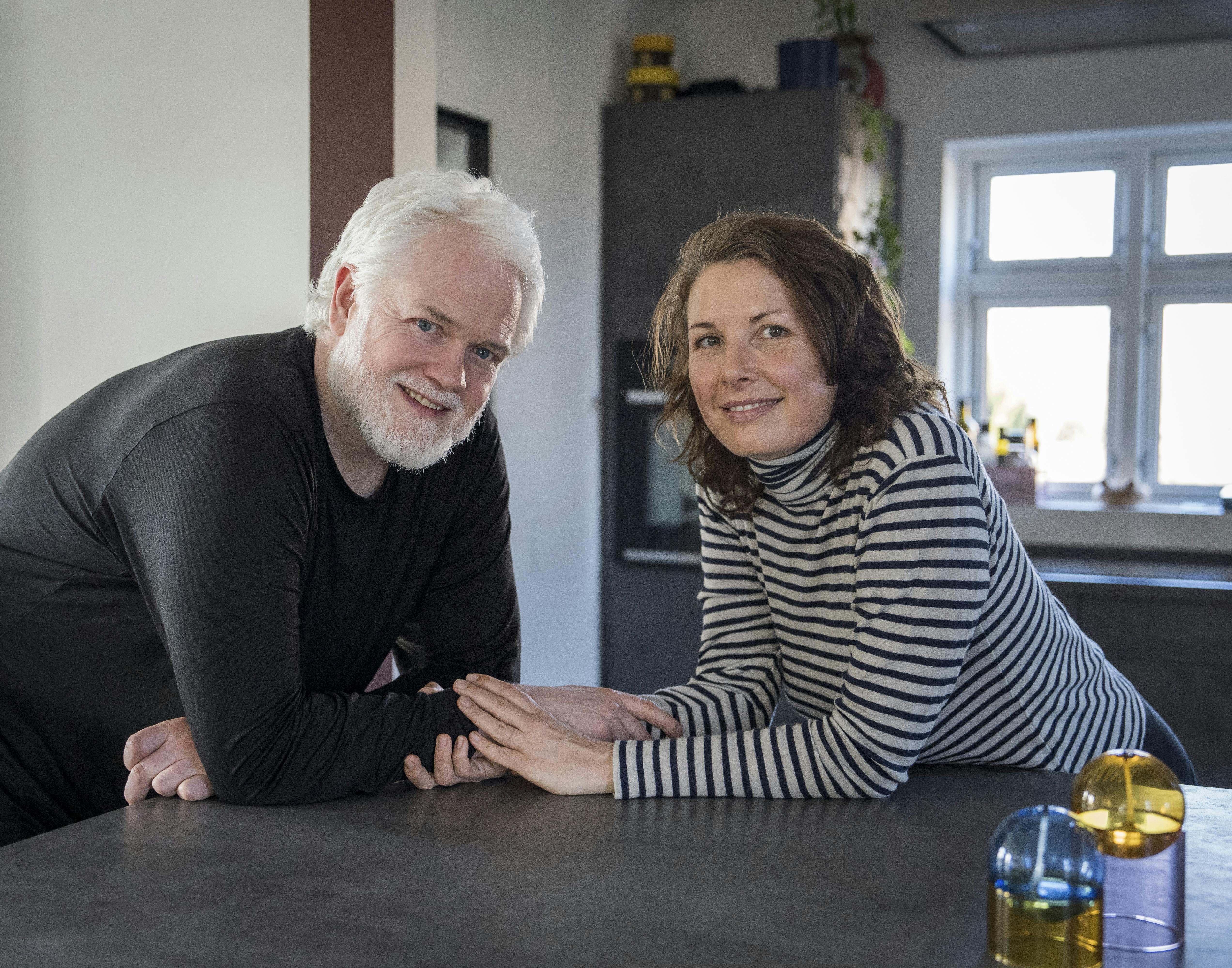 Skuespiller Esben Dalgaard og hans kone Charlotte har været befriende åbne omkring livet med hans uhelbredelige modermærkekræft, som de tackler vidt forskelligt. Men de er enige om, at kræften ikke skal styre deres liv.