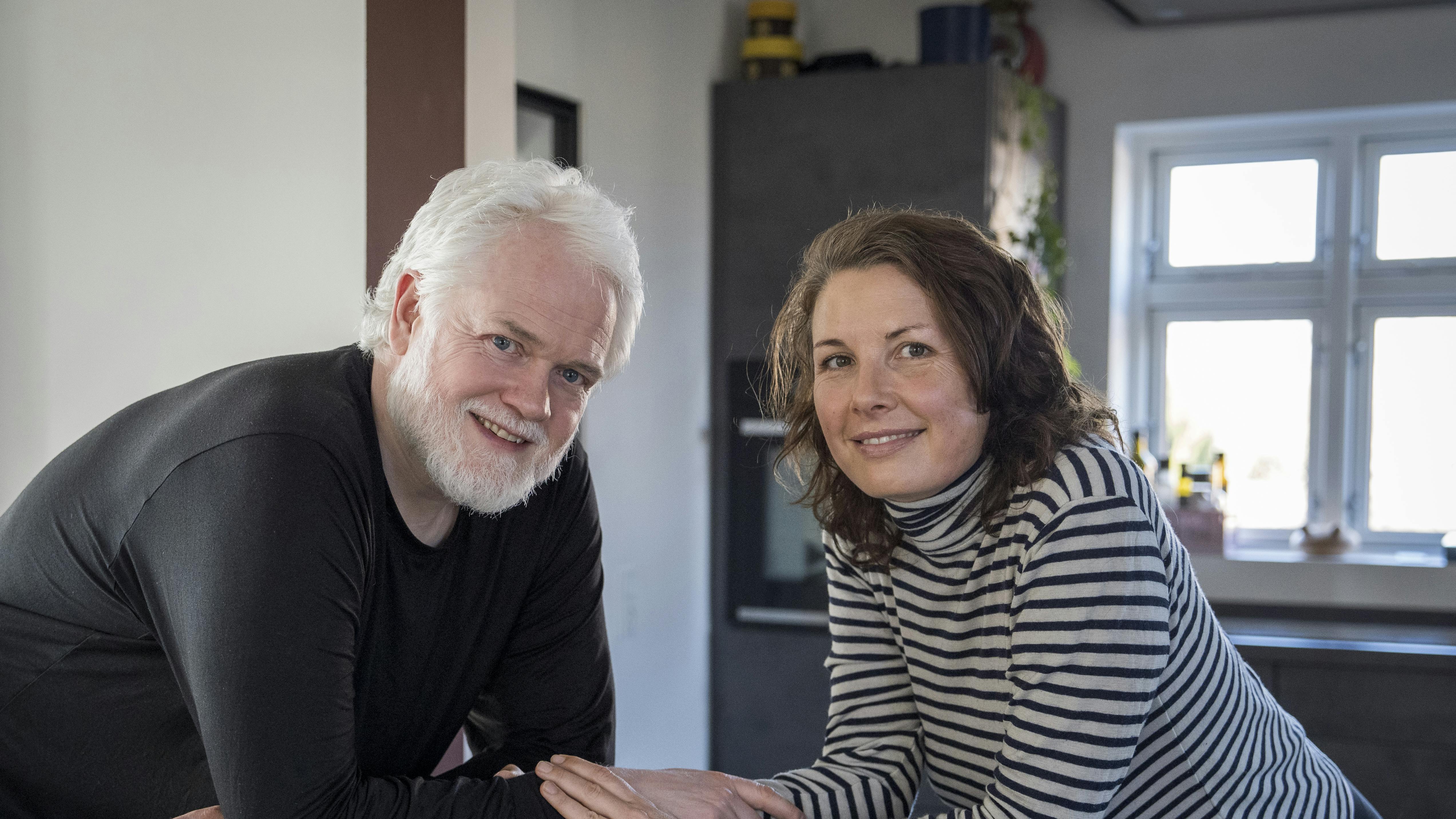 Skuespiller Esben Dalgaard og hans kone Charlotte har været befriende åbne omkring livet med hans uhelbredelige modermærkekræft, som de tackler vidt forskelligt. Men de er enige om, at kræften ikke skal styre deres liv.