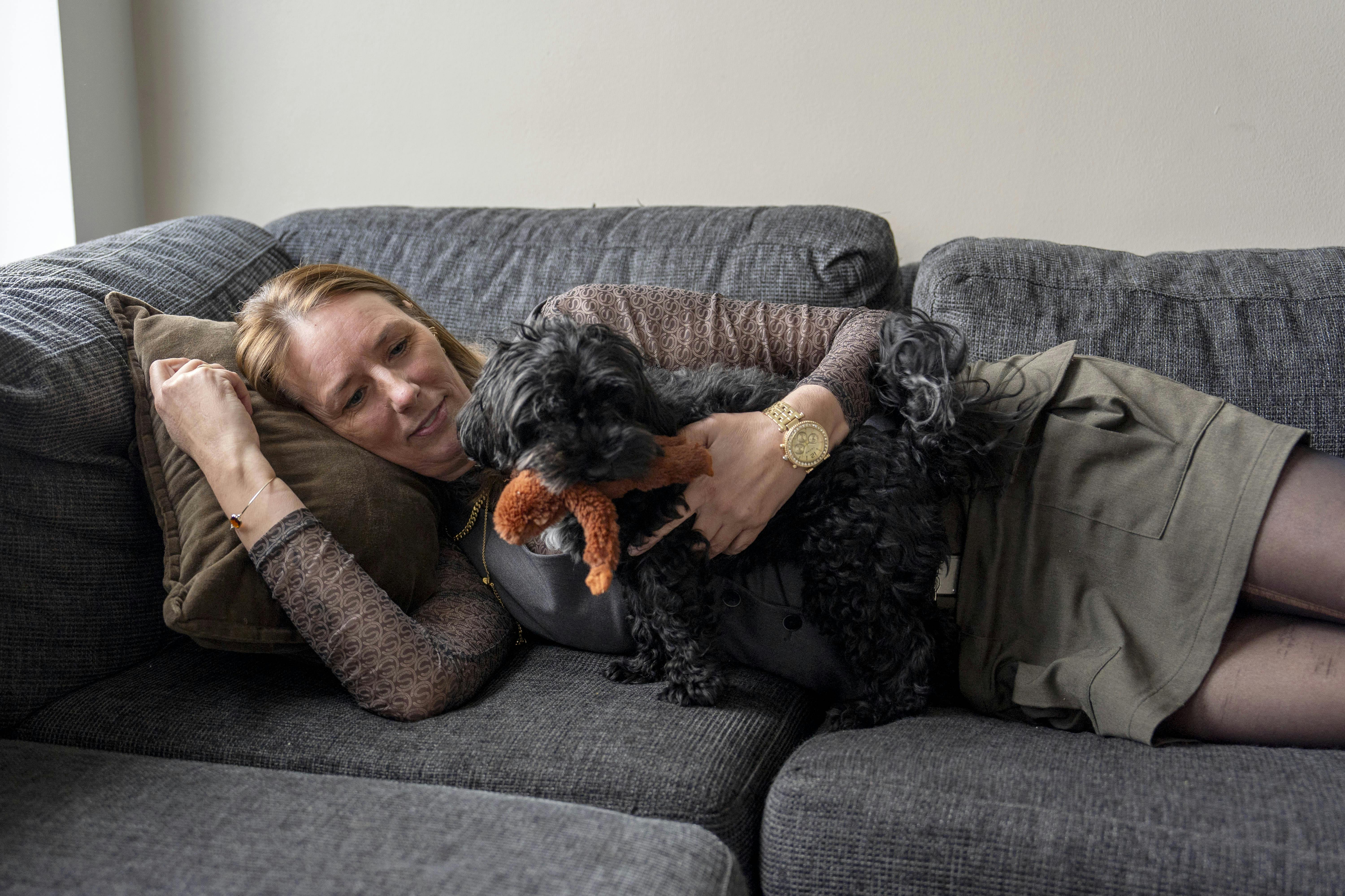 Når trætheden, der er en konsekvens af senfølgerne efter kræft, overmander Bettina Larsen Majgaard, tager hun med sit eget udtryk ”en tur i laderen” – her med hunden Coco.