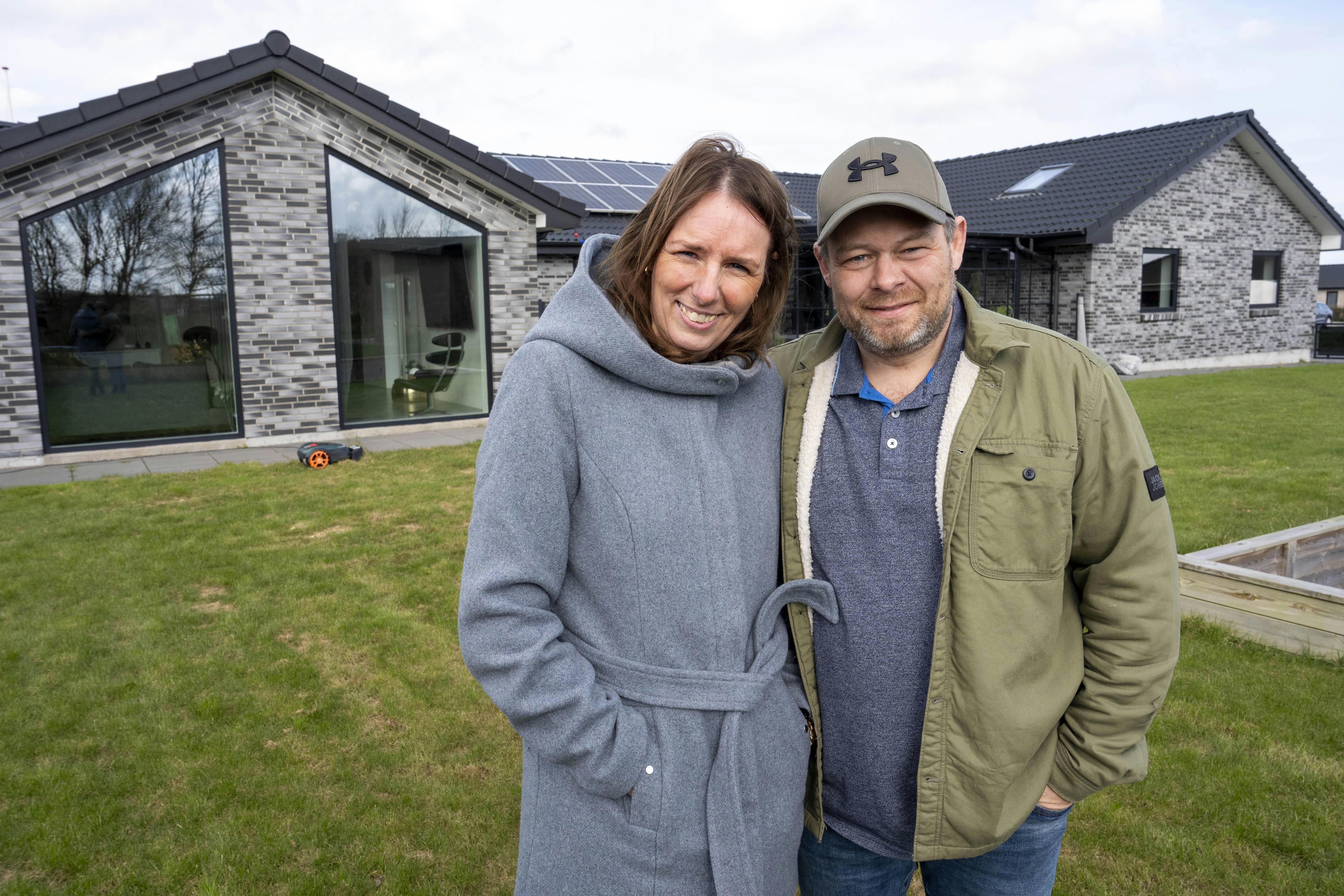 Bettina Larsen Majgaard har senfølger efter kræft, men har fået et godt fleksjob i Huset Venture Nordjylland og insisterer på, at livet skal leves. Her ses hun med ægtemanden Jesper foran deres selvbyggede hus i Støvring.