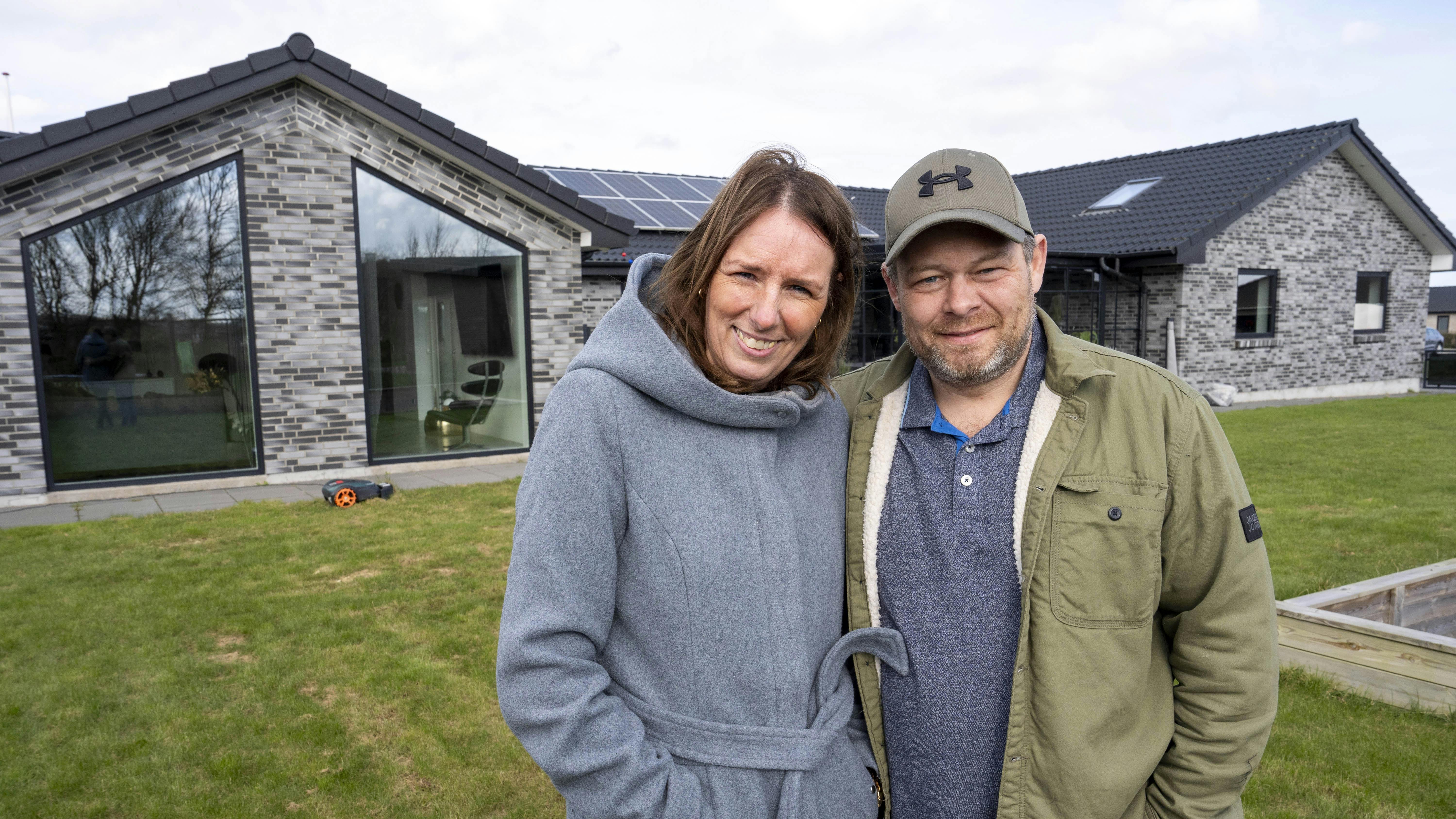 Bettina Larsen Majgaard har senfølger efter kræft, men har fået et godt fleksjob i Huset Venture Nordjylland og insisterer på, at livet skal leves. Her ses hun med ægtemanden Jesper foran deres selvbyggede hus i Støvring.