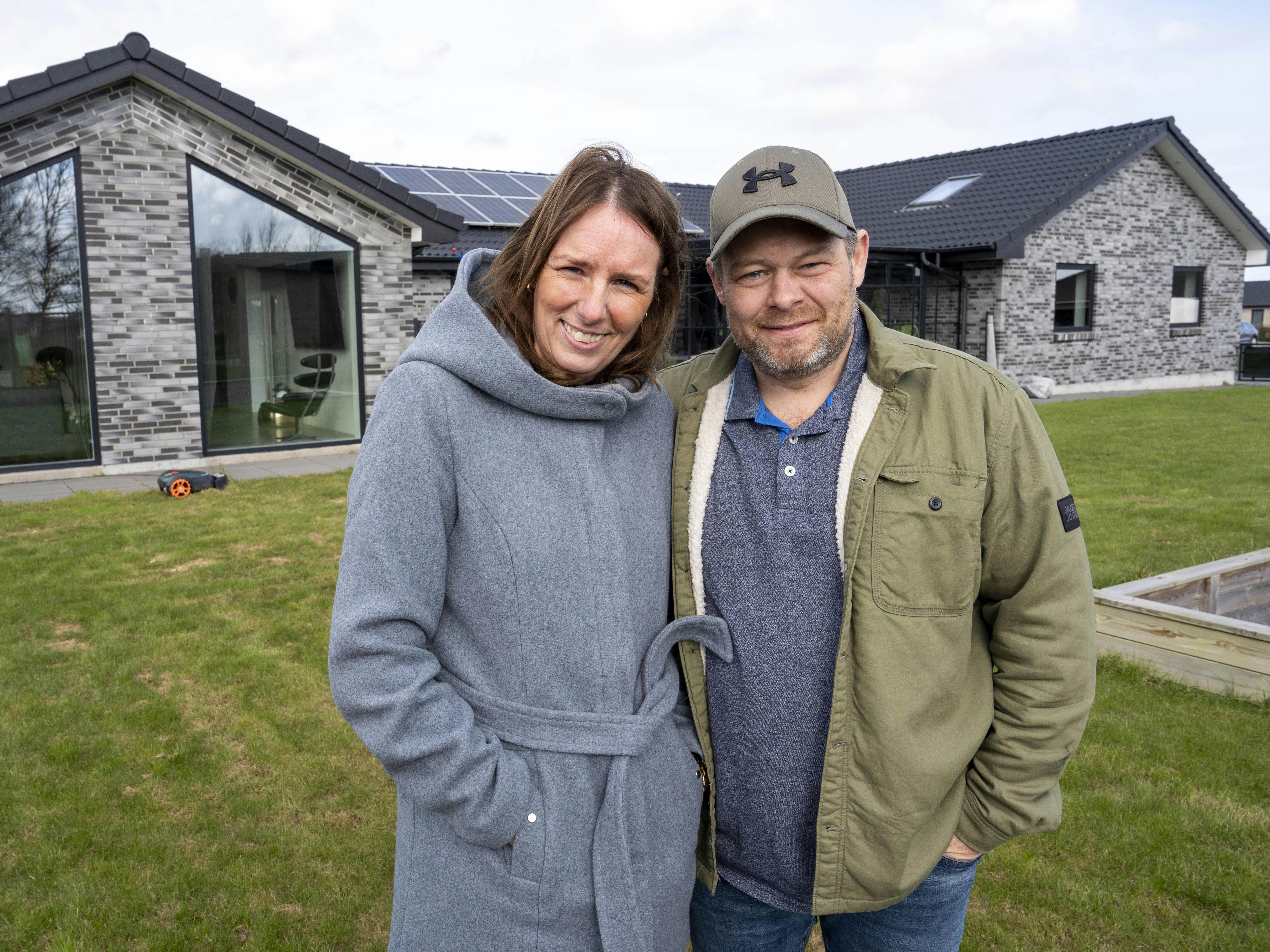 Bettina Larsen Majgaard har senfølger efter kræft, men har fået et godt fleksjob i Huset Venture Nordjylland og insisterer på, at livet skal leves. Her ses hun med ægtemanden Jesper foran deres selvbyggede hus i Støvring.
