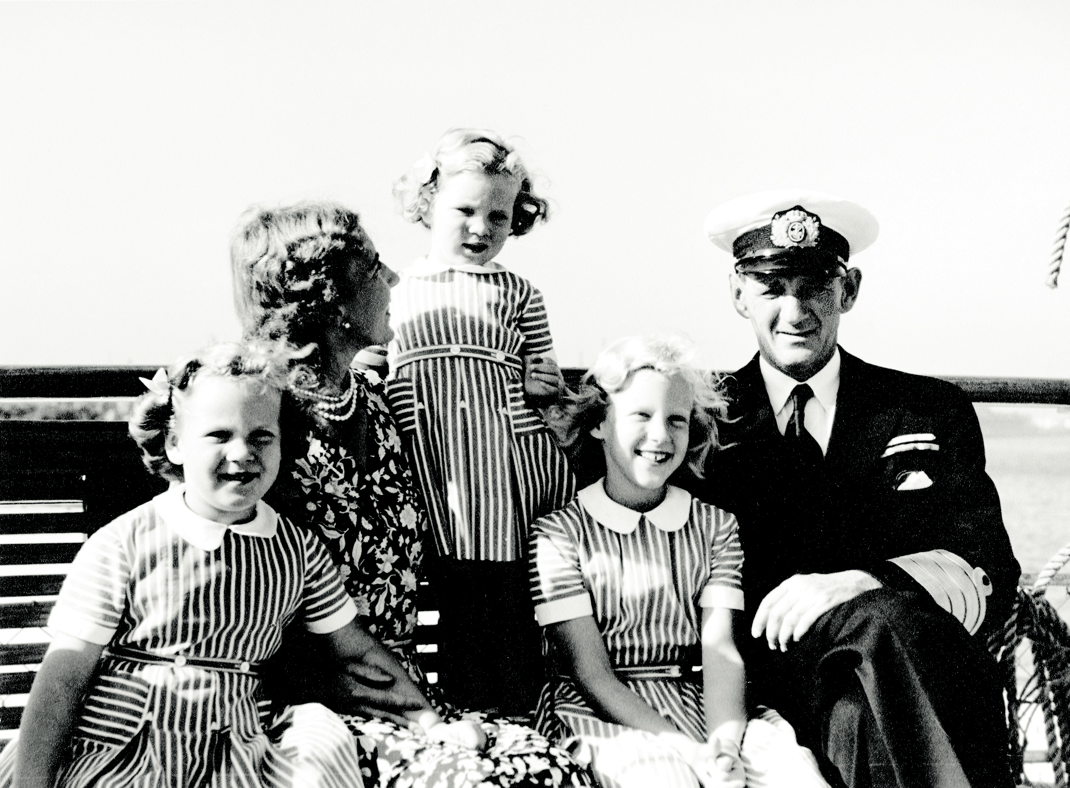 Den kongelige familie om bord på Kongeskibet Dannebrog, fra venstre, prinsesse Benedikte, dronning Ingrid, prinsesse Anne-Marie (stående), prinsesse Margrethe og kong Frederik IX (udateret arkivbillede fra sidst i 1940'erne. Code: 07838AOPDPhoto: Elfelt / All Over Press Denmark