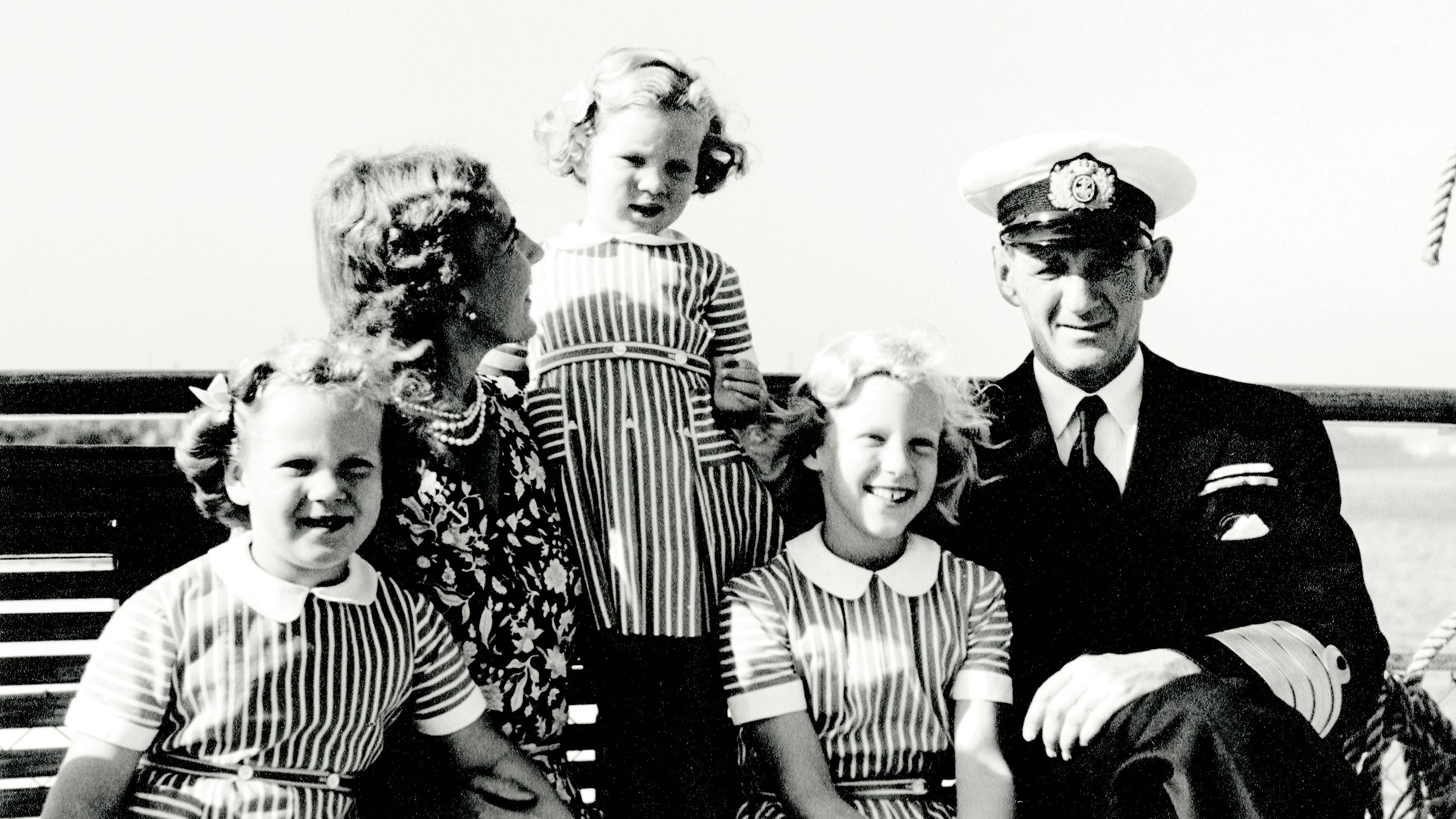 Den kongelige familie om bord på Kongeskibet Dannebrog, fra venstre, prinsesse Benedikte, dronning Ingrid, prinsesse Anne-Marie (stående), prinsesse Margrethe og kong Frederik IX (udateret arkivbillede fra sidst i 1940'erne. Code: 07838AOPDPhoto: Elfelt / All Over Press Denmark