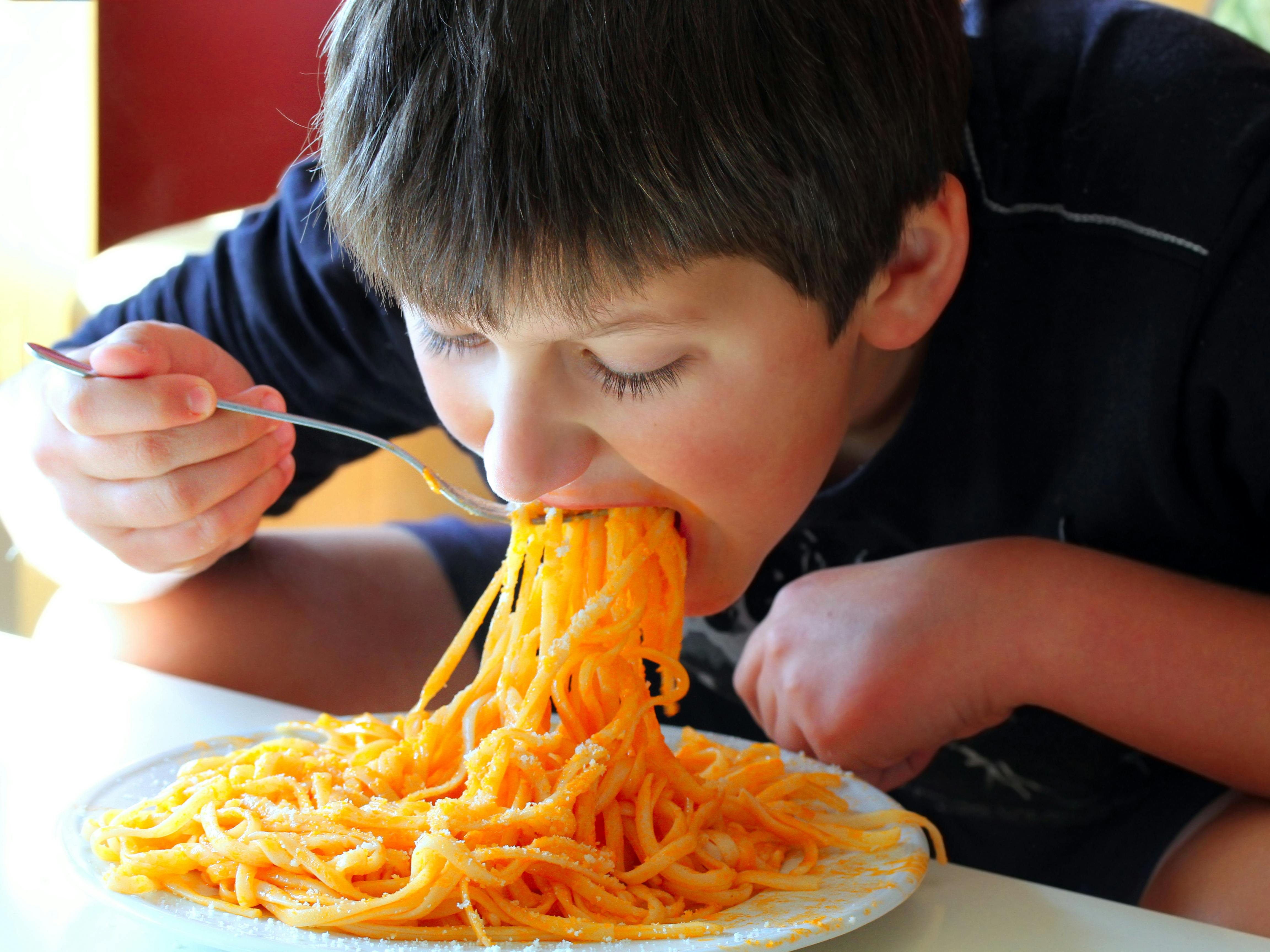 dreng spiser spaghetti