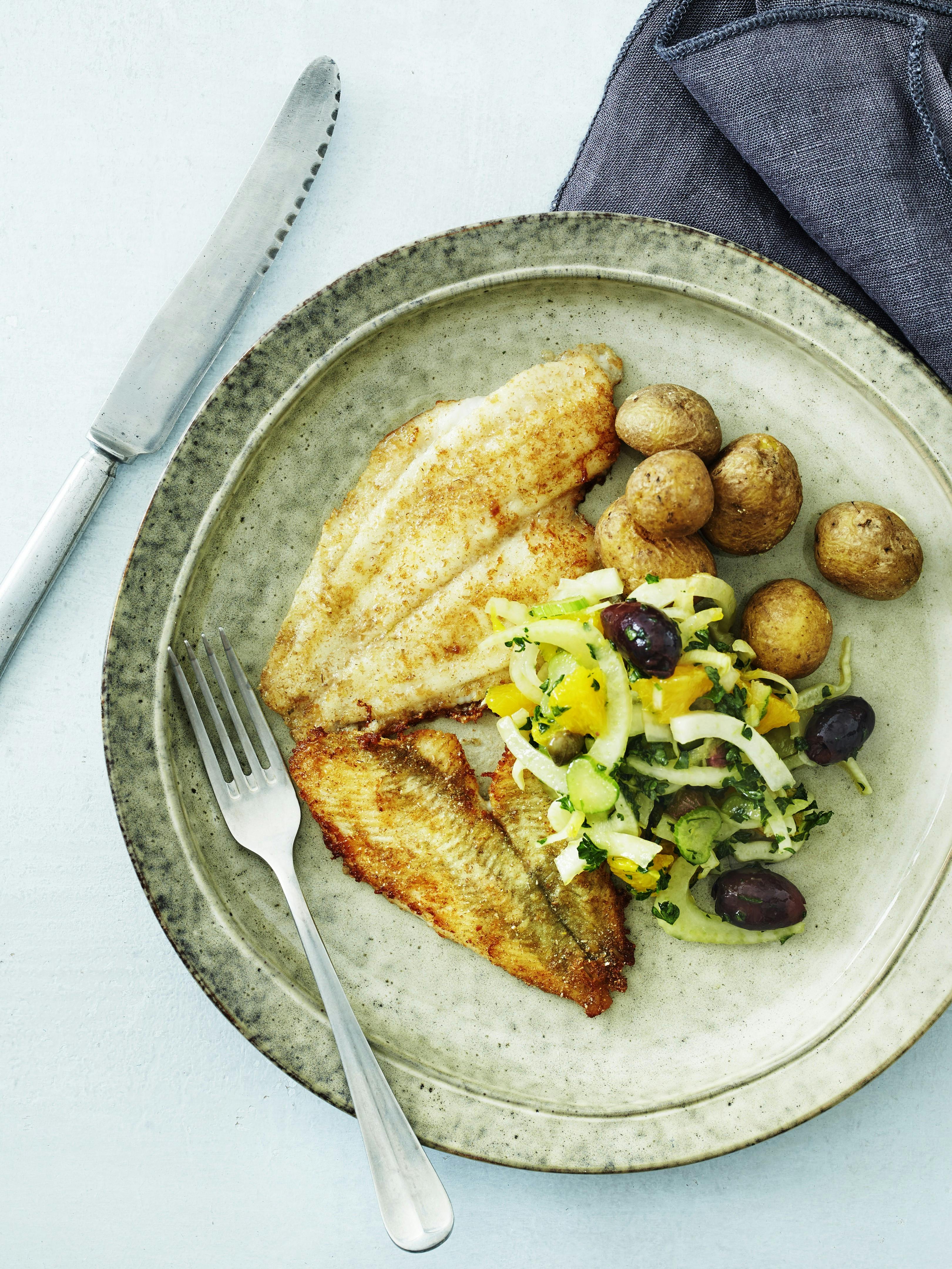 Panerede rødspættefileter med fennikel-orangesalat