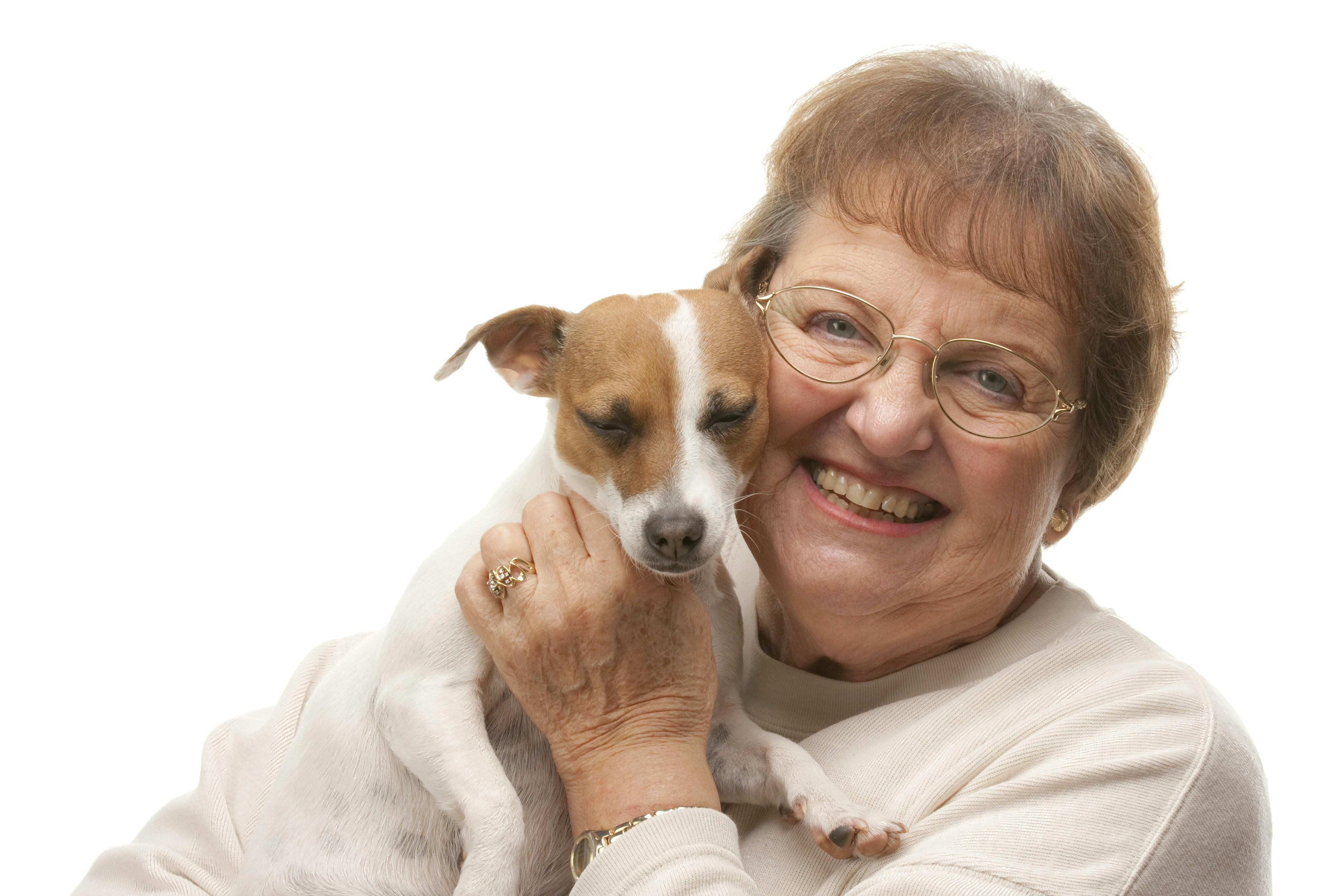 Glad ældre kvinde med hund