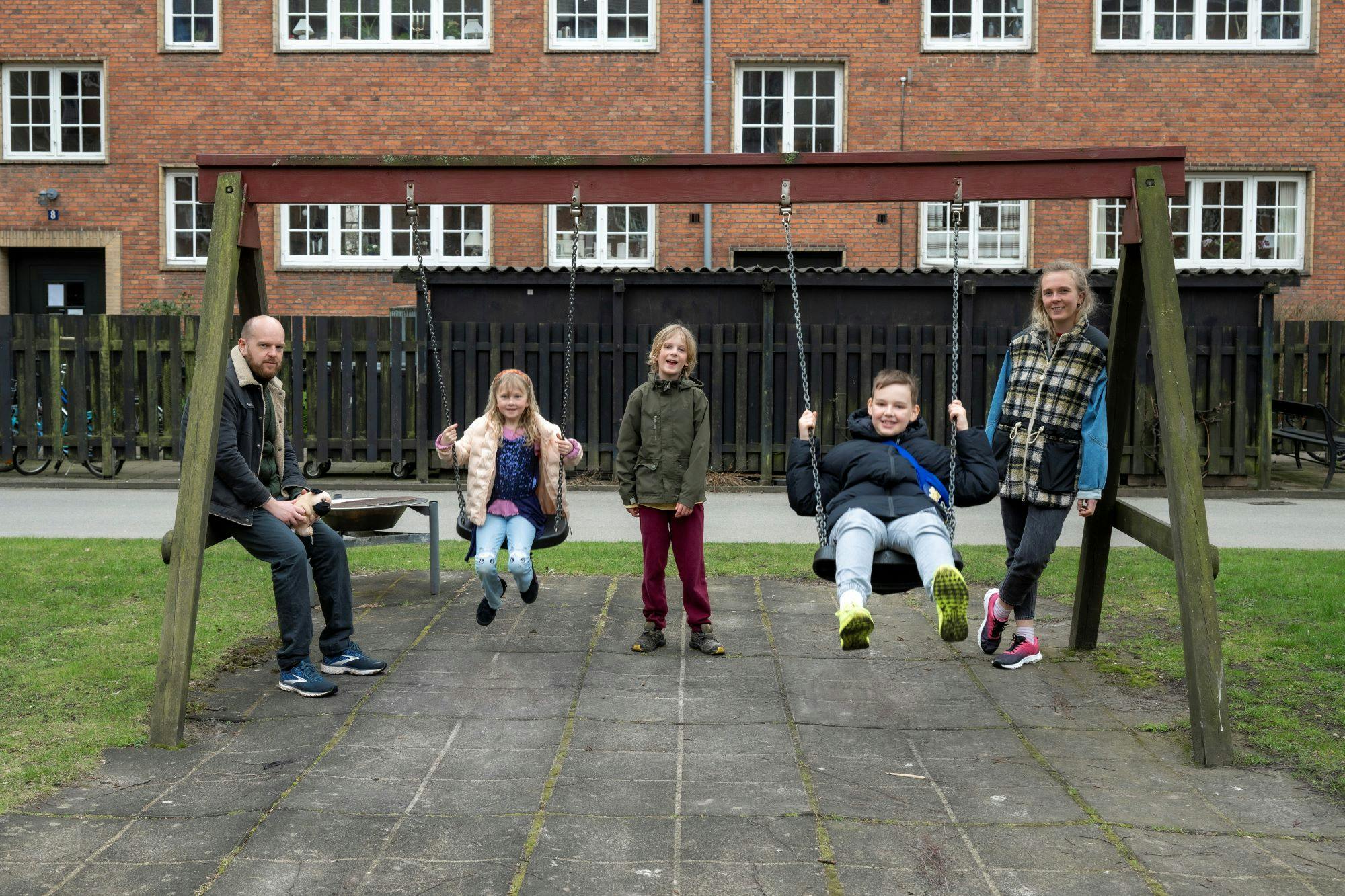 Marie-Louise og Kristian Jensen og deres to børn Louis og Frida har hver mandag besøg af 11-årige Sebastian via ordningen "Hjem til os", som Red Barnet og Københavns Kommune står for.