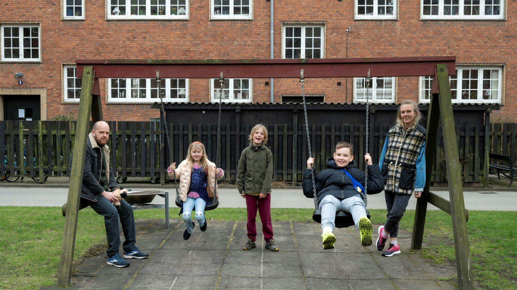 Marie-Louise og Kristian Jensen og deres to børn Louis og Frida har hver mandag besøg af 11-årige Sebastian via ordningen "Hjem til os", som Red Barnet og Københavns Kommune står for.